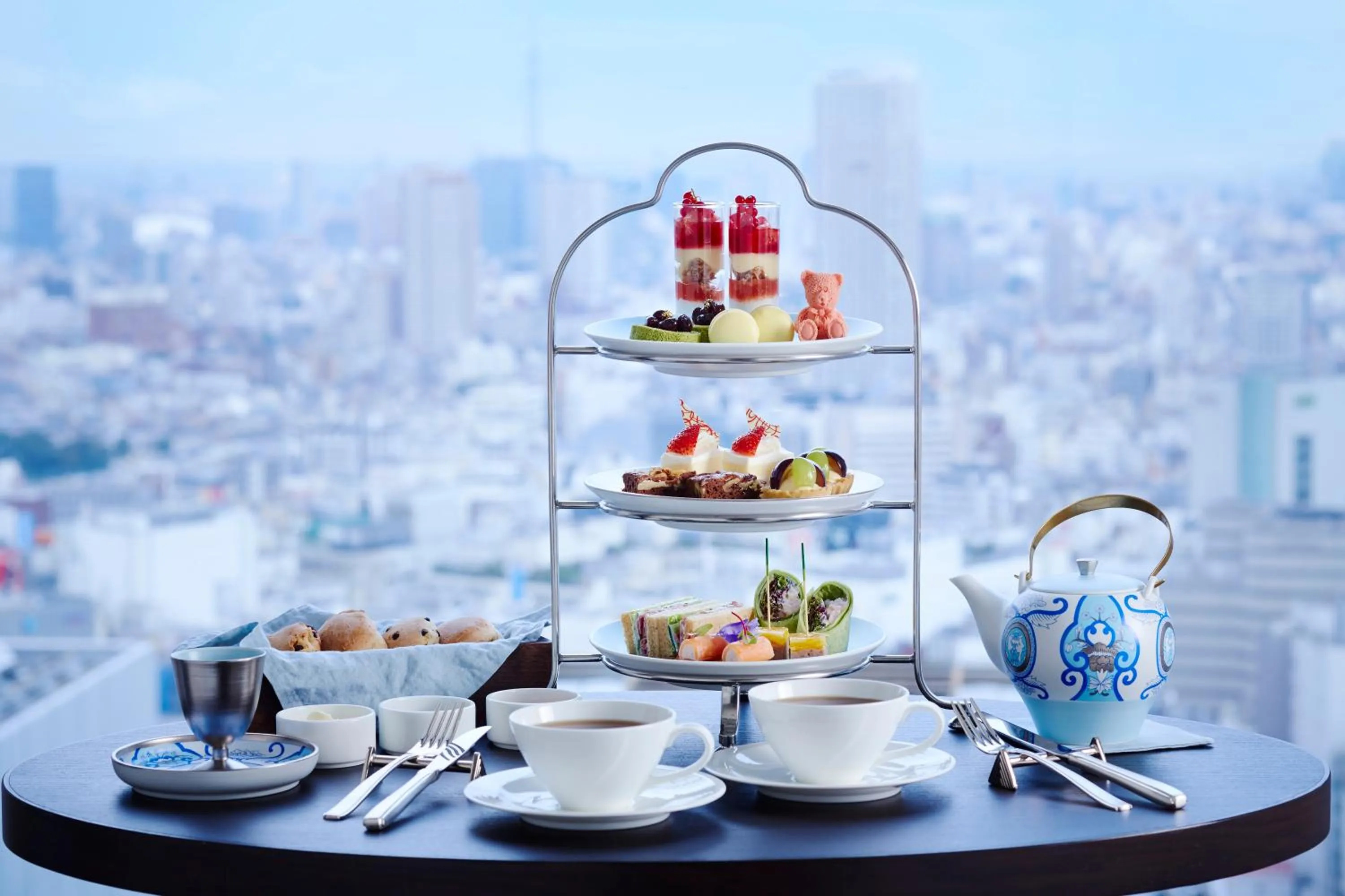 Lounge or bar in Keio Plaza Hotel Tokyo