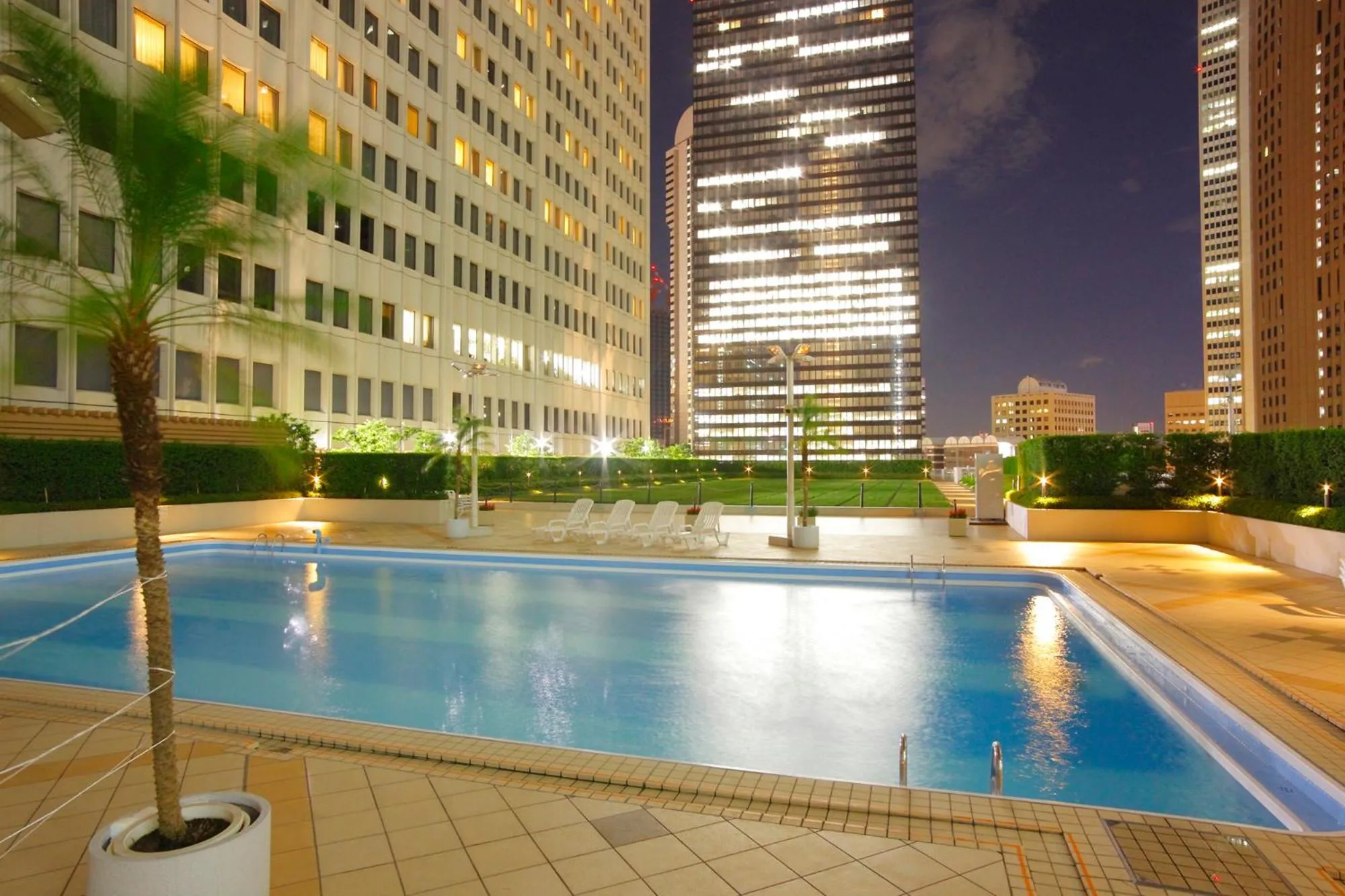 Swimming pool in Keio Plaza Hotel Tokyo