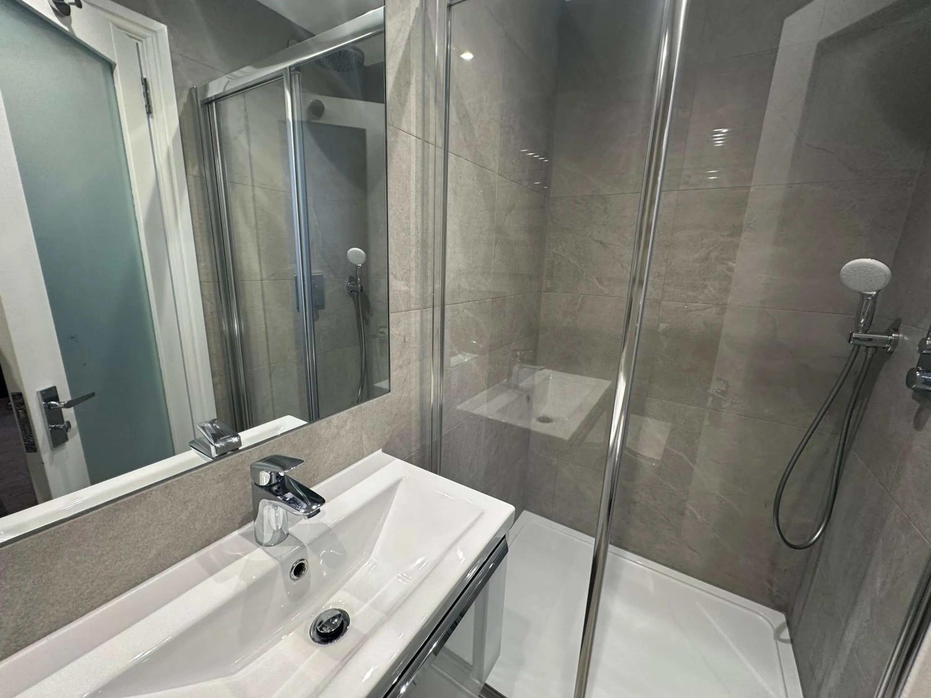 Shower in Arran House Hotel