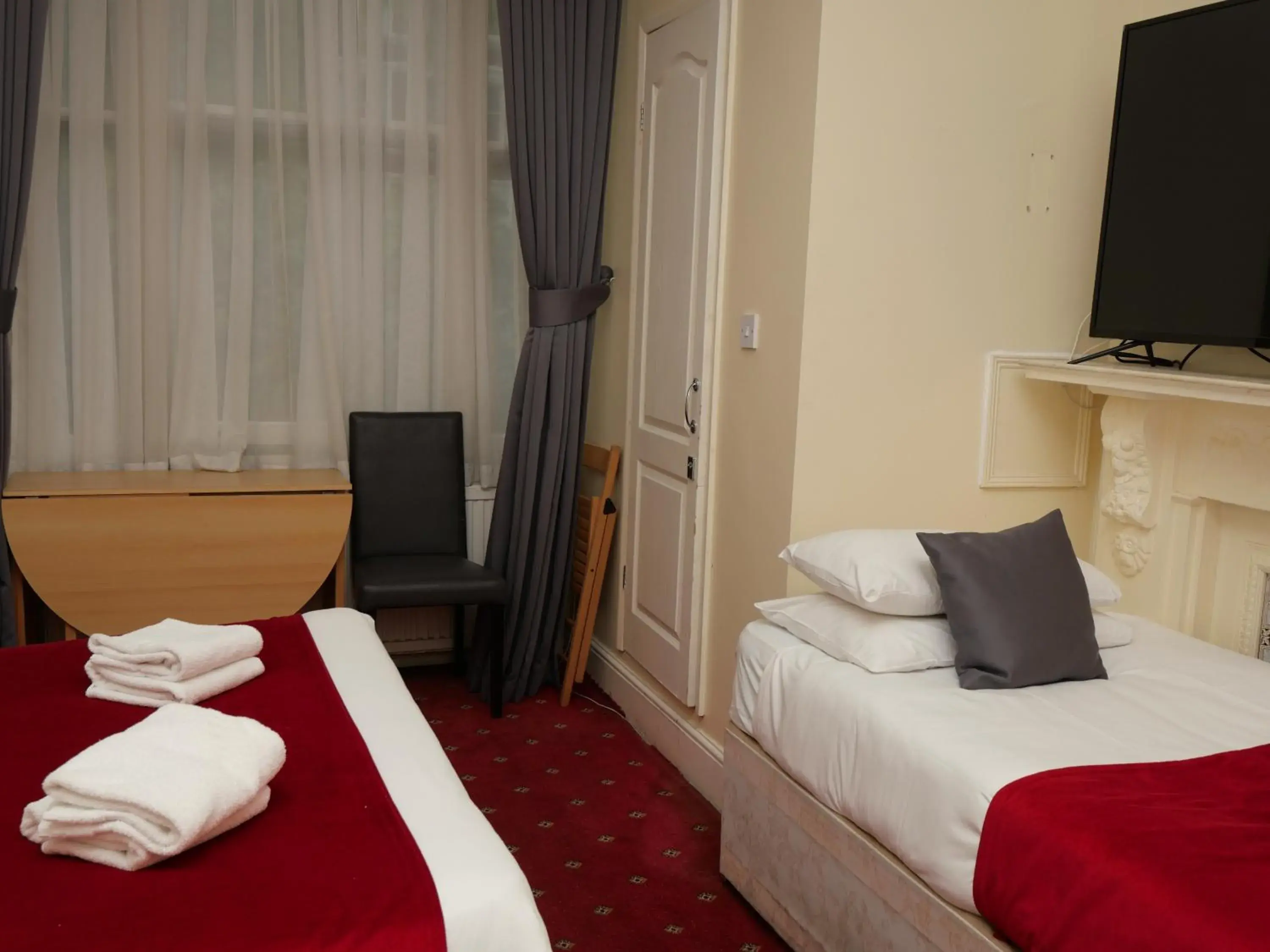 Triple Room with Shared Bathroom in Arran House Hotel Triple Room with Shared Bathroom in Arran House Hotel