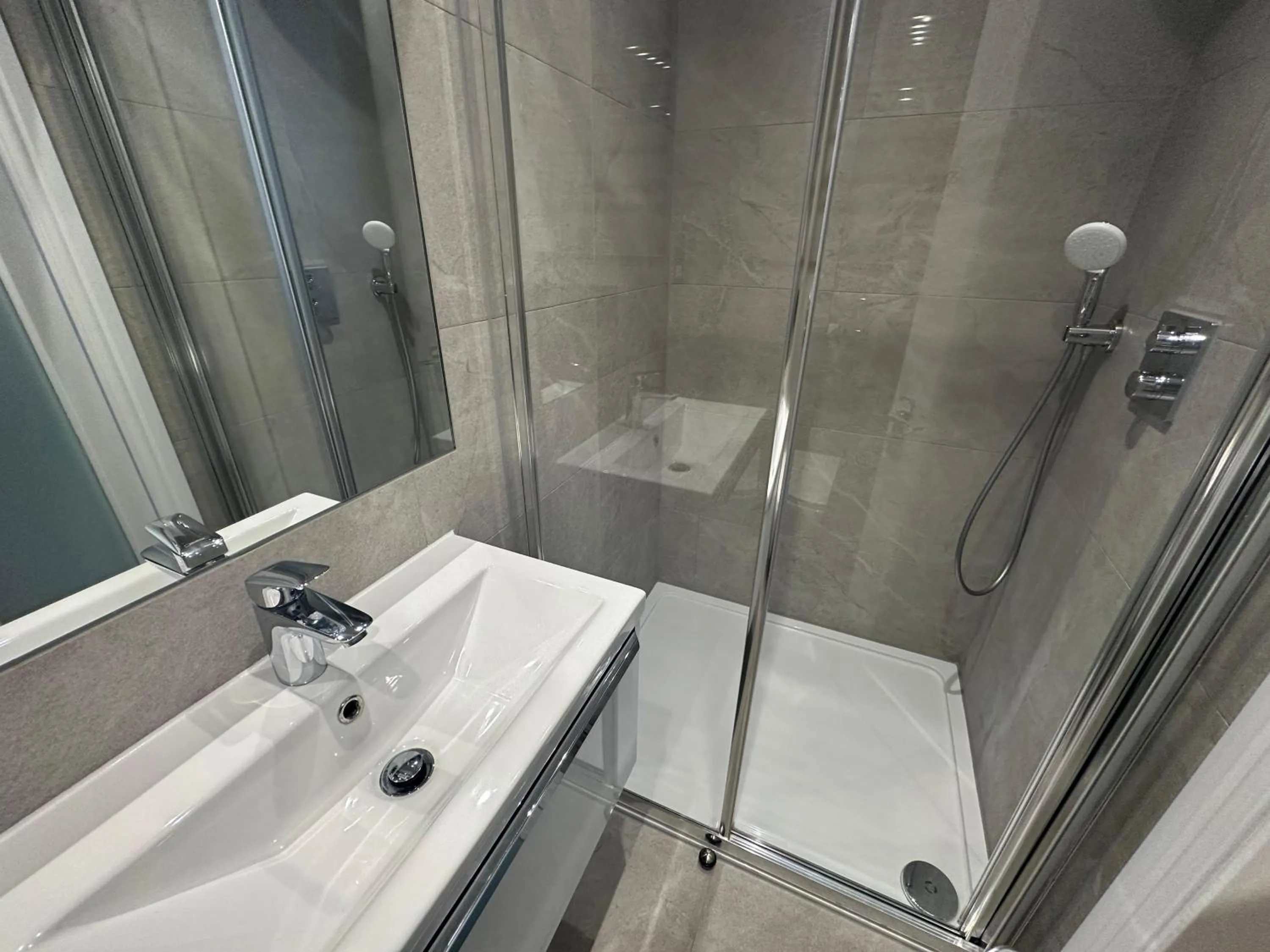 Shower in Arran House Hotel