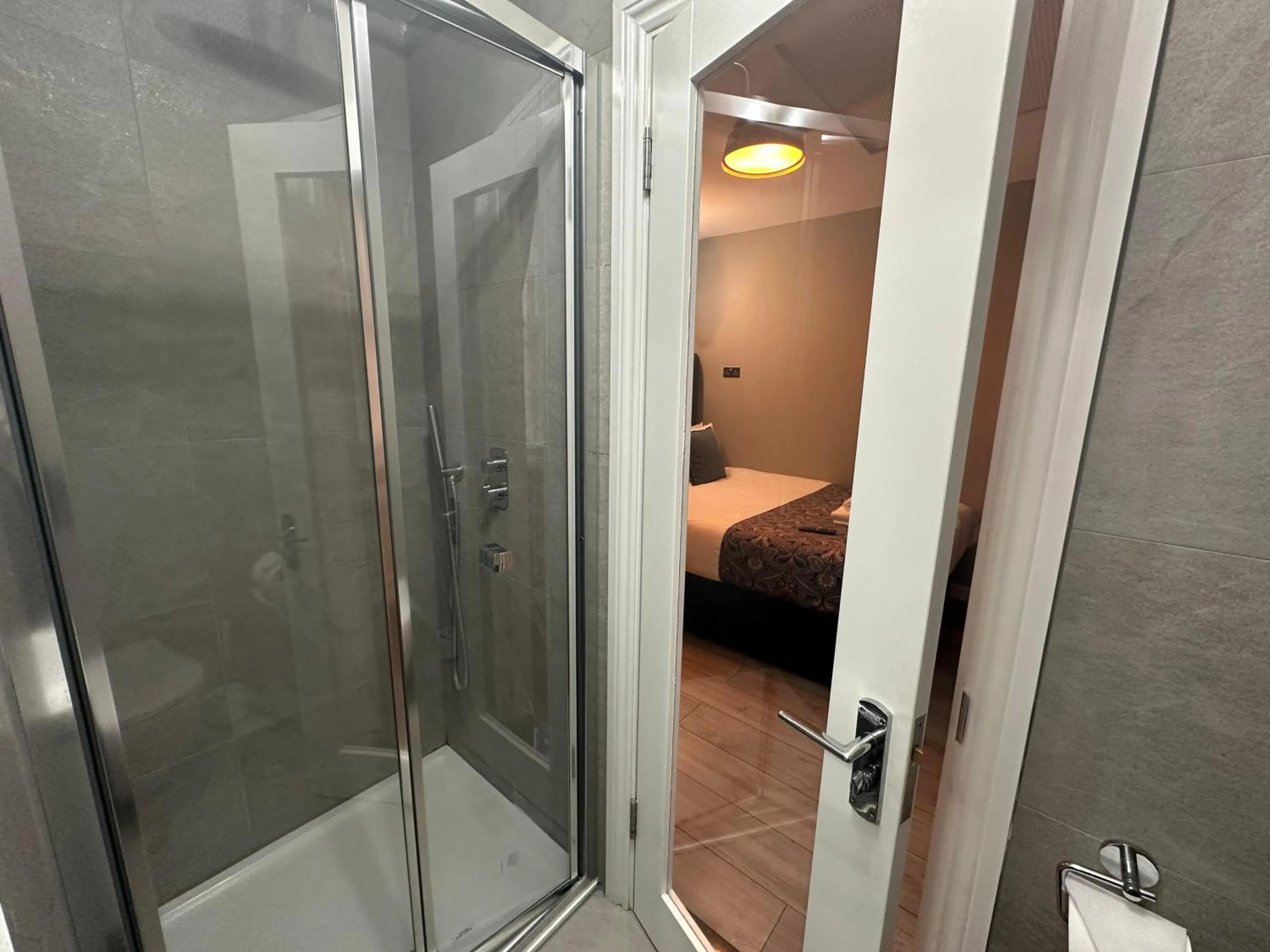 Shower in Arran House Hotel