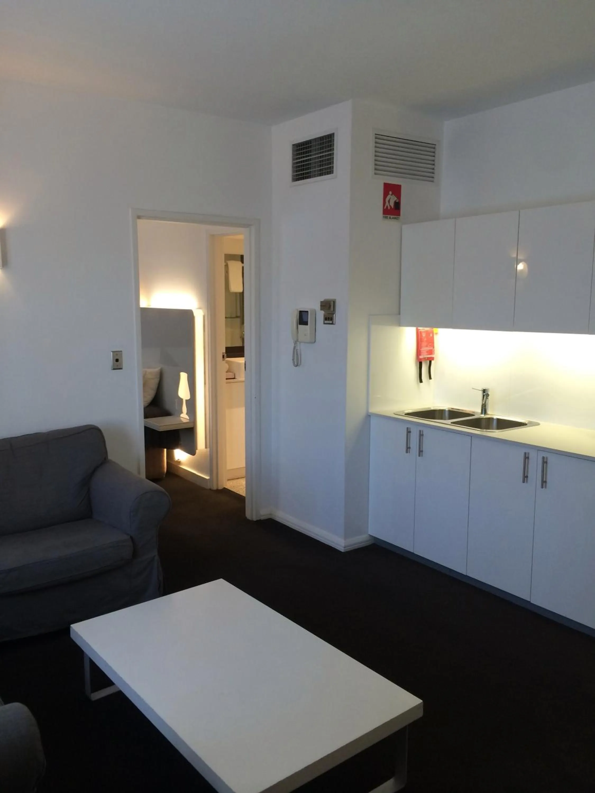 Living room, Kitchen/Kitchenette in Morgans Boutique Hotel