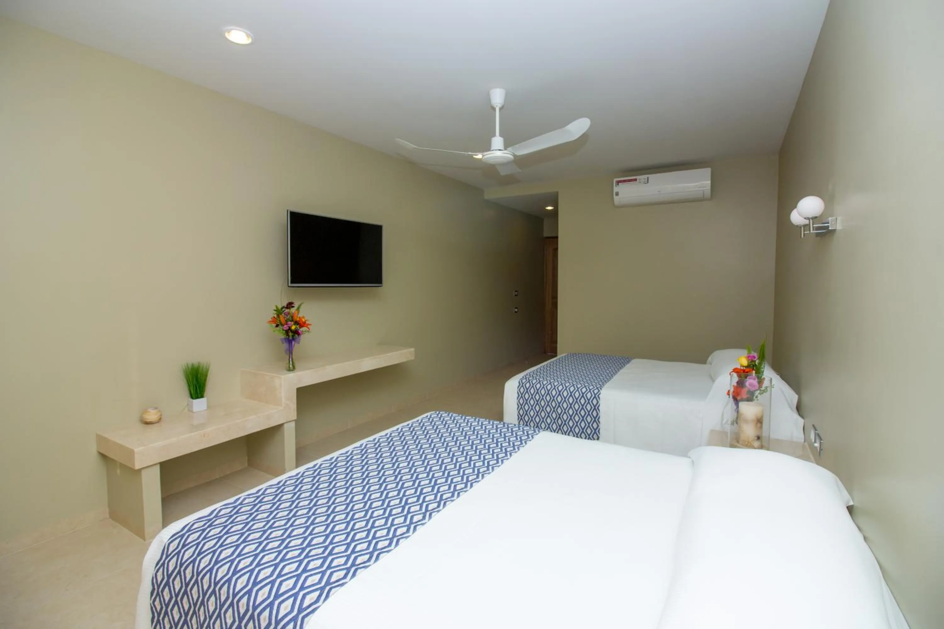 Communal lounge/ TV room, Bed in Hotel Huatulco Máxico