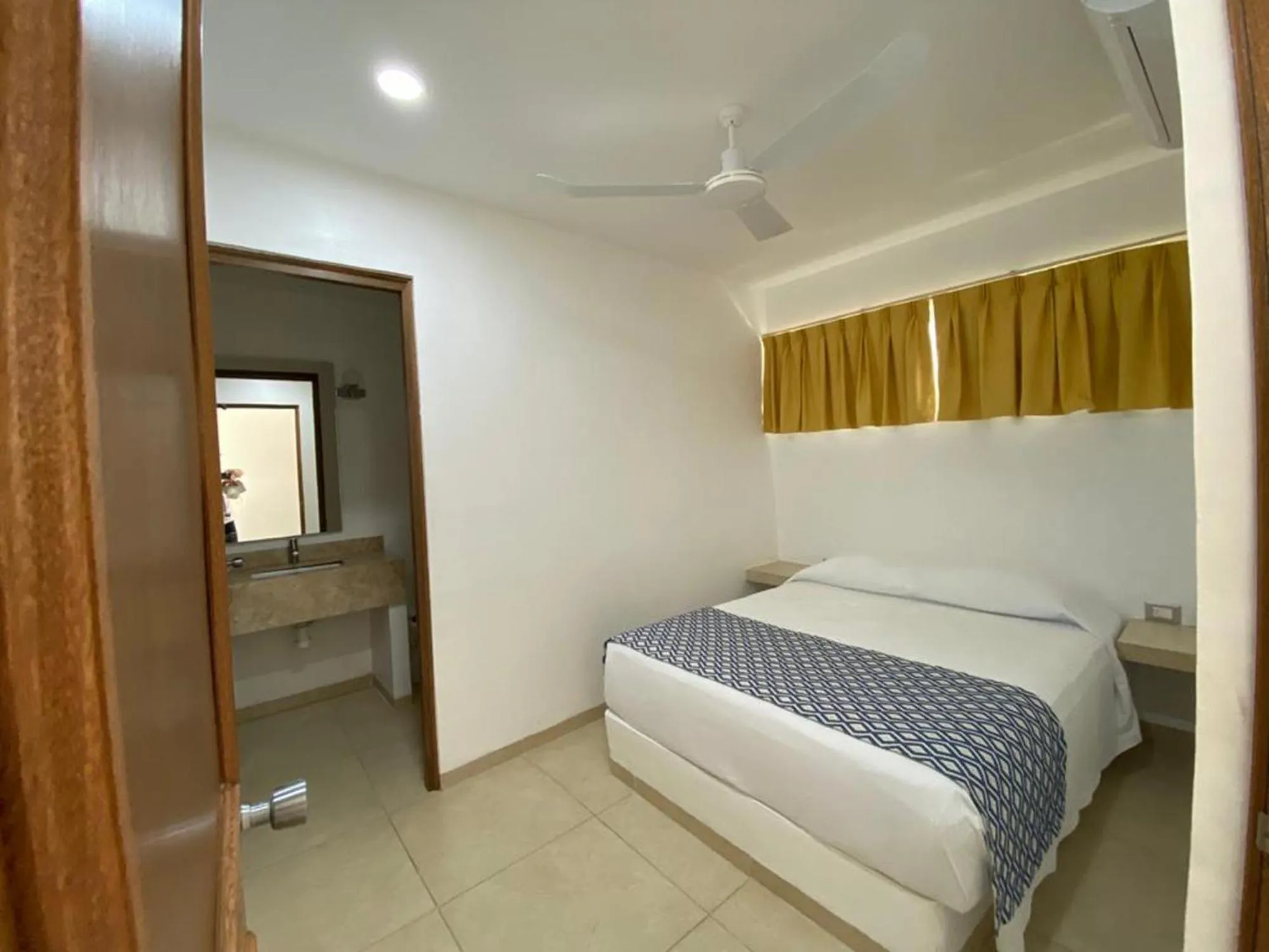 Bed in Hotel Huatulco Máxico