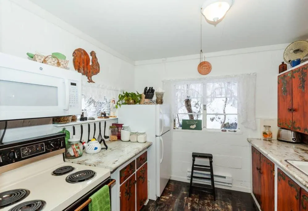oven in Cottage On The Stream Sundance, Utah