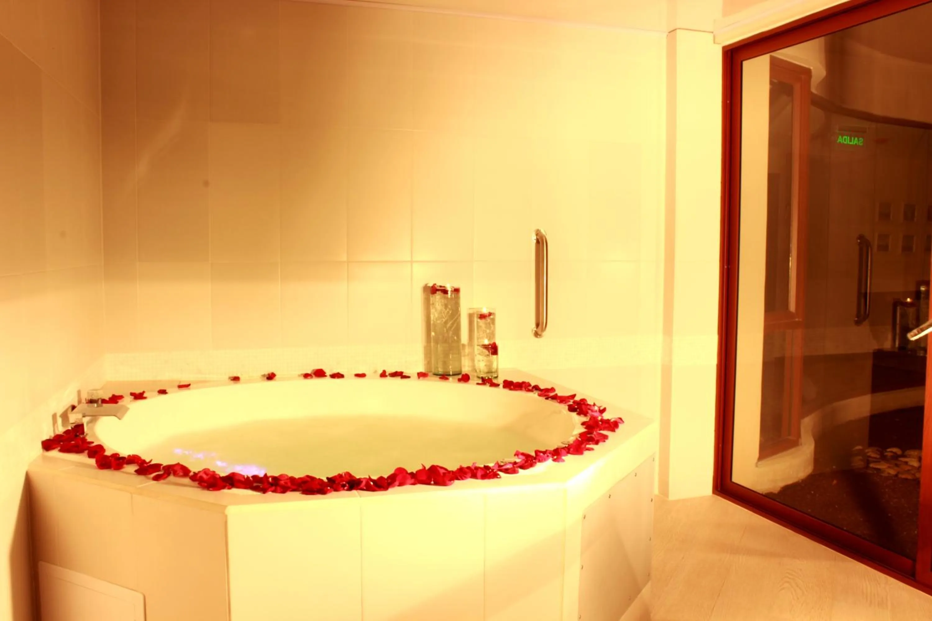 Hot Tub in Hotel Medina Del Lago