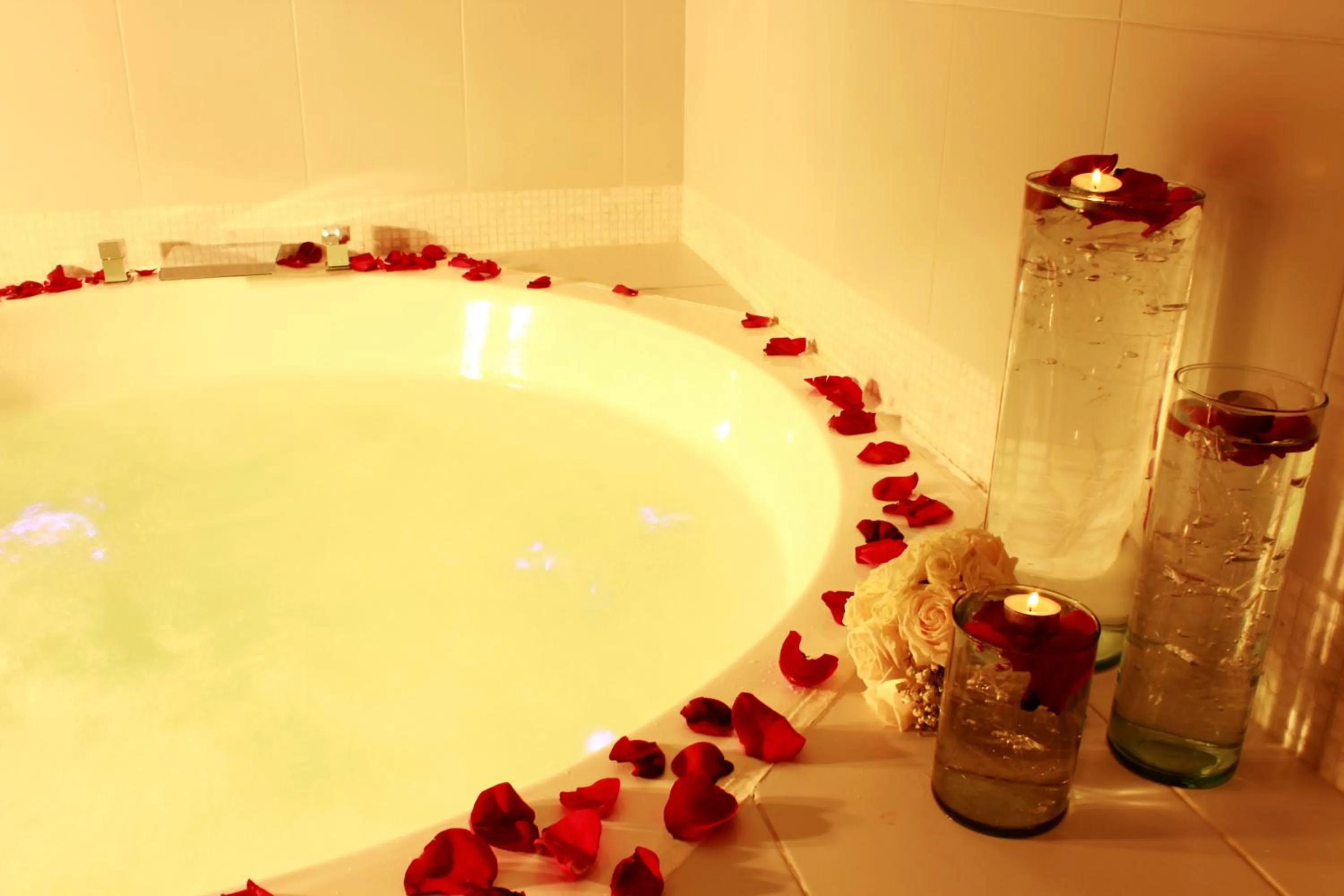 Hot Tub in Hotel Medina Del Lago