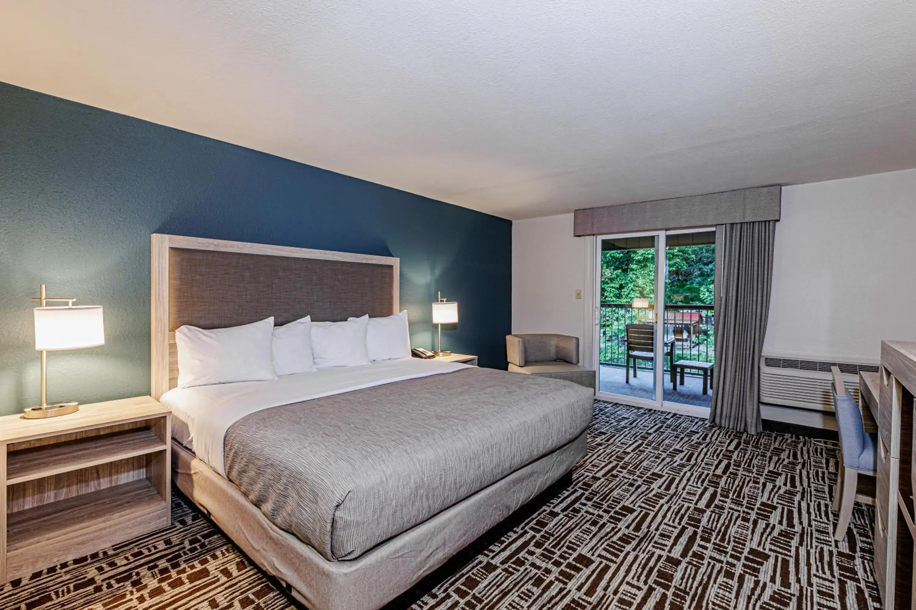 King Room with Balcony in Rivers Edge Motel King Room with Balcony in Rivers Edge Motel