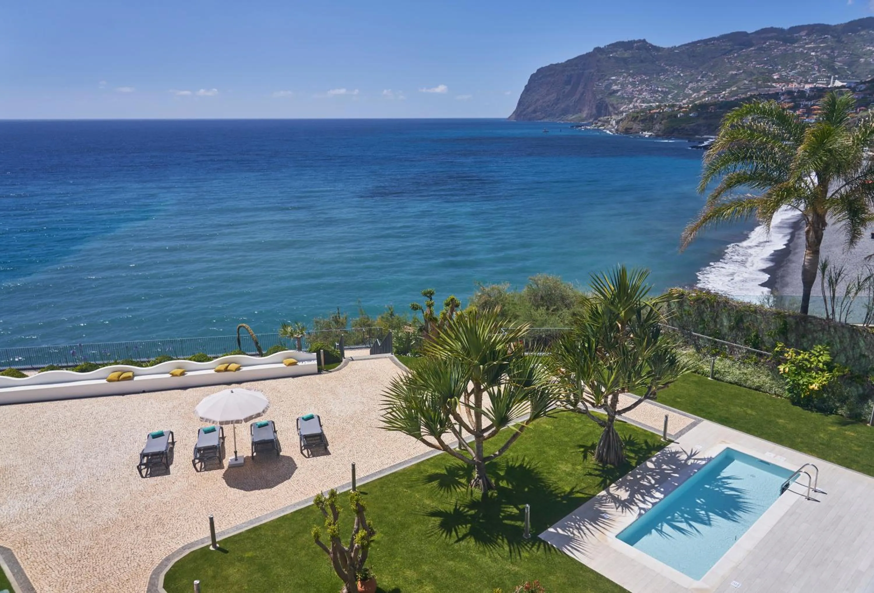 Swimming pool in Golden Residence Hotel