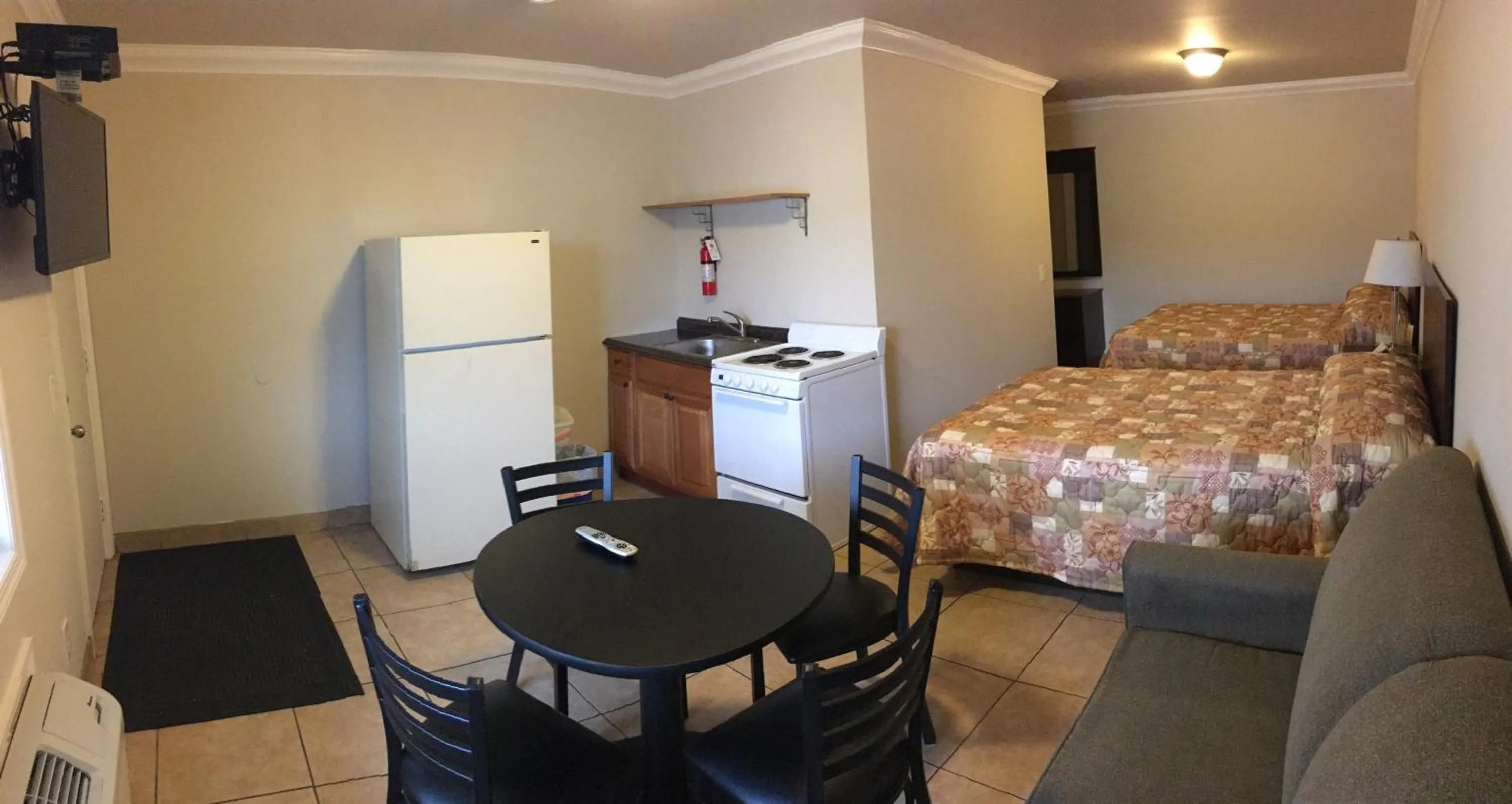 Kitchen or kitchenette in Sunset Motel