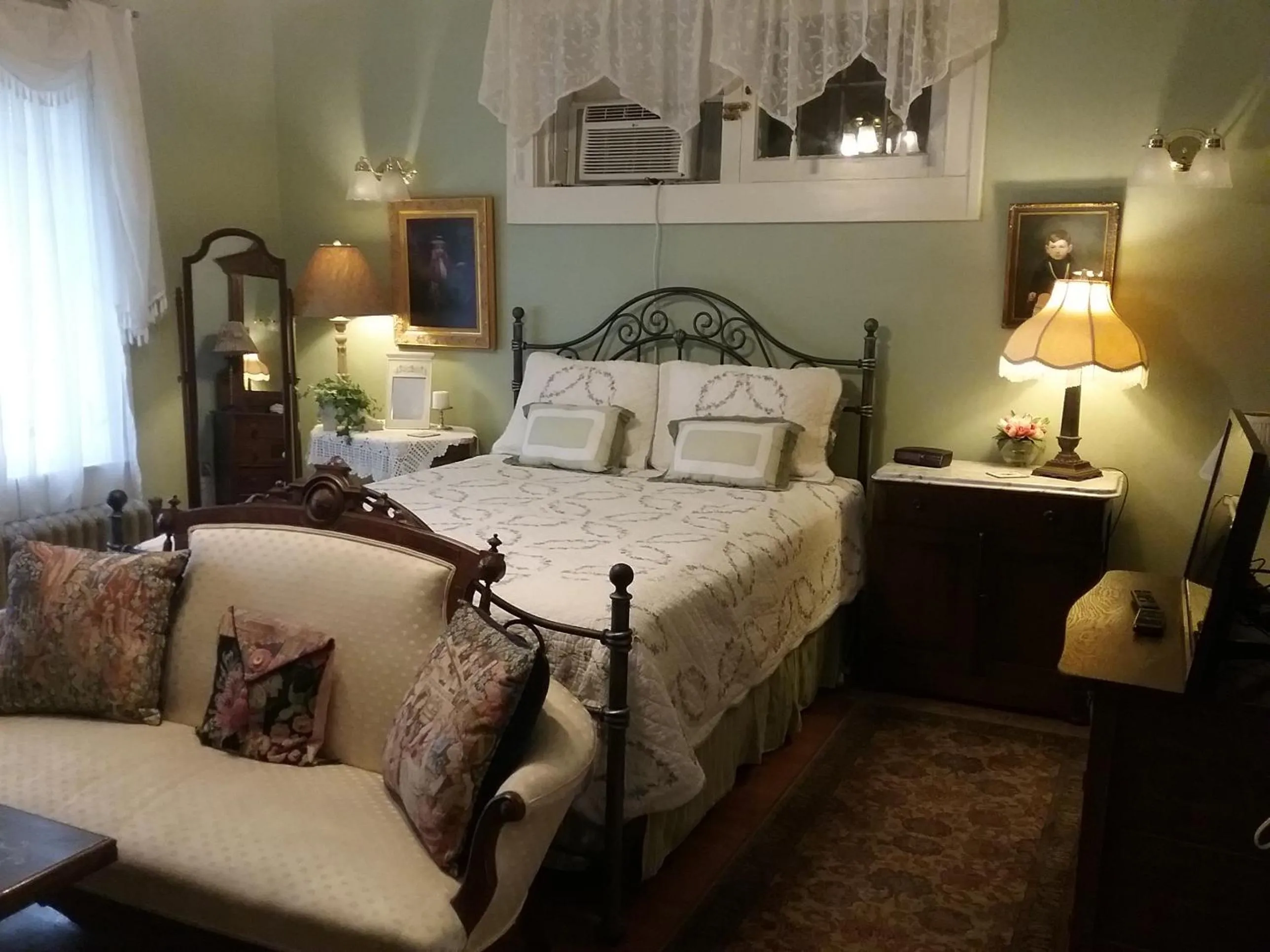 Family Room with Bathroom in Hanover House Bed and Breakfast