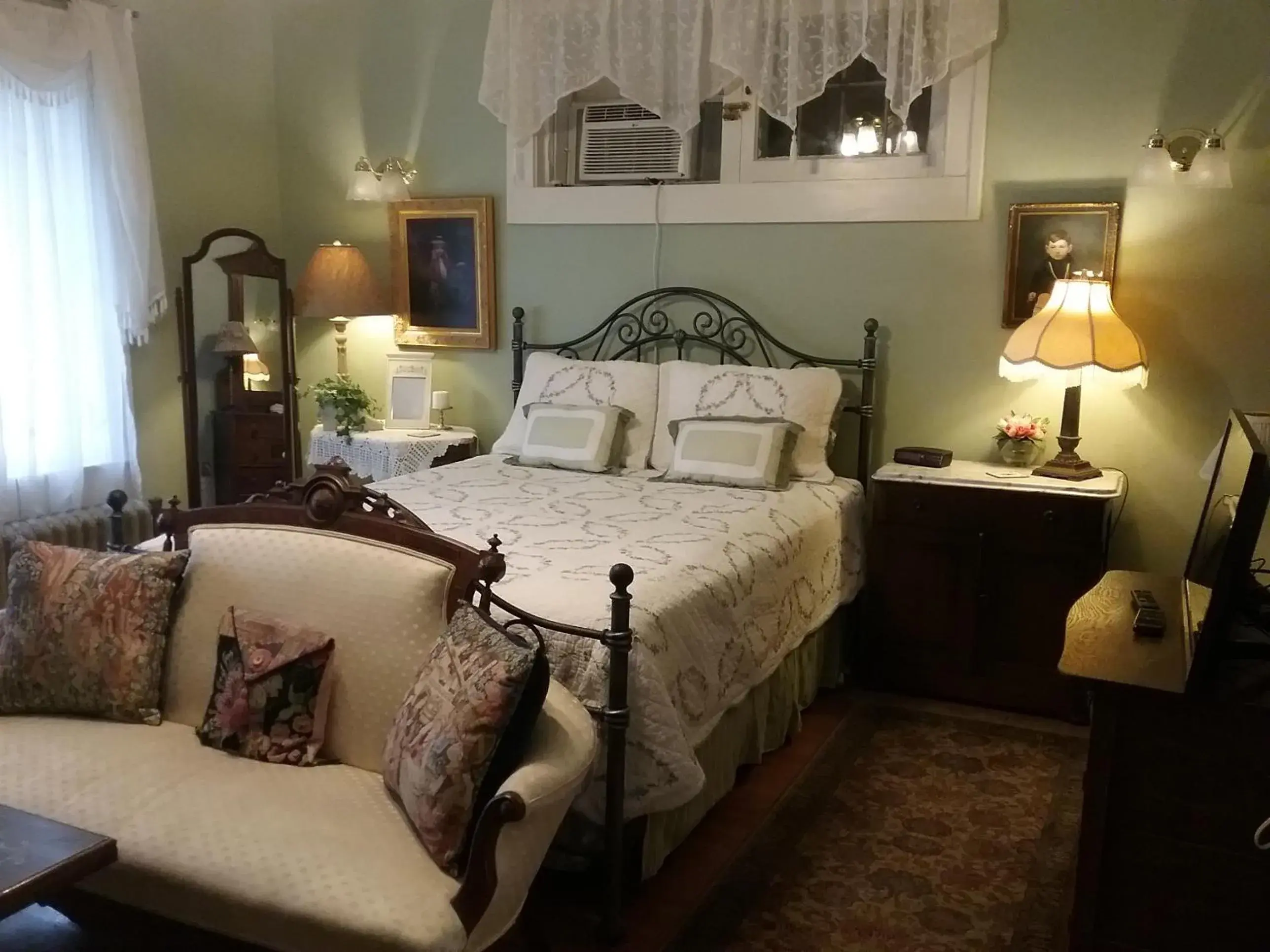 Family Room with Bathroom in Hanover House Bed and Breakfast Family Room with Bathroom in Hanover House Bed and Breakfast