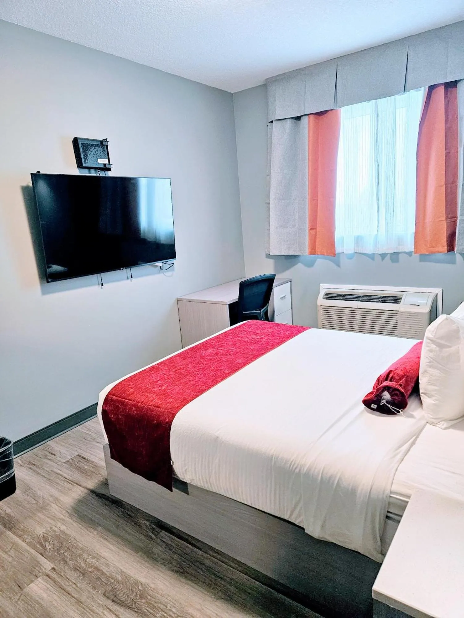 TV and multimedia, Bed in Ramada by Wyndham West Edmonton Hotel & Suites