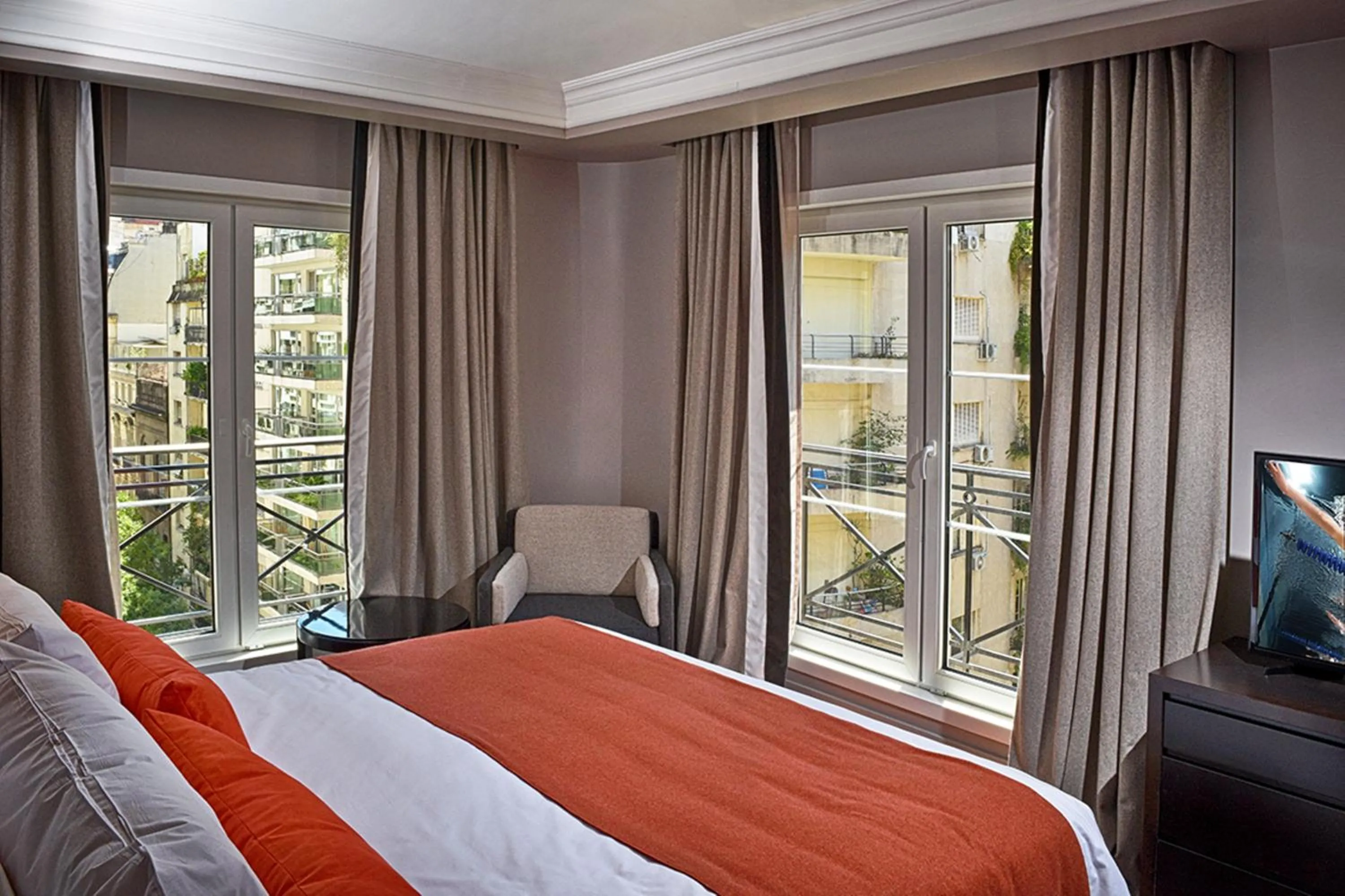 Photo of the whole room, Bed in Carles Hotel