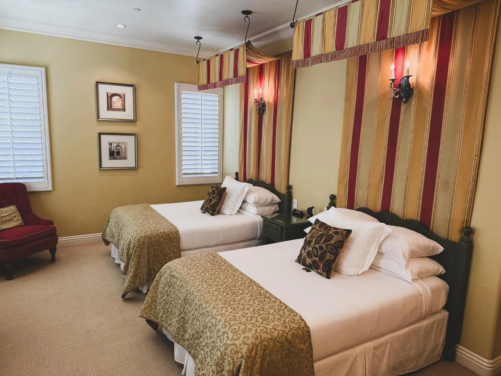 Bed in Villa Arden Hills