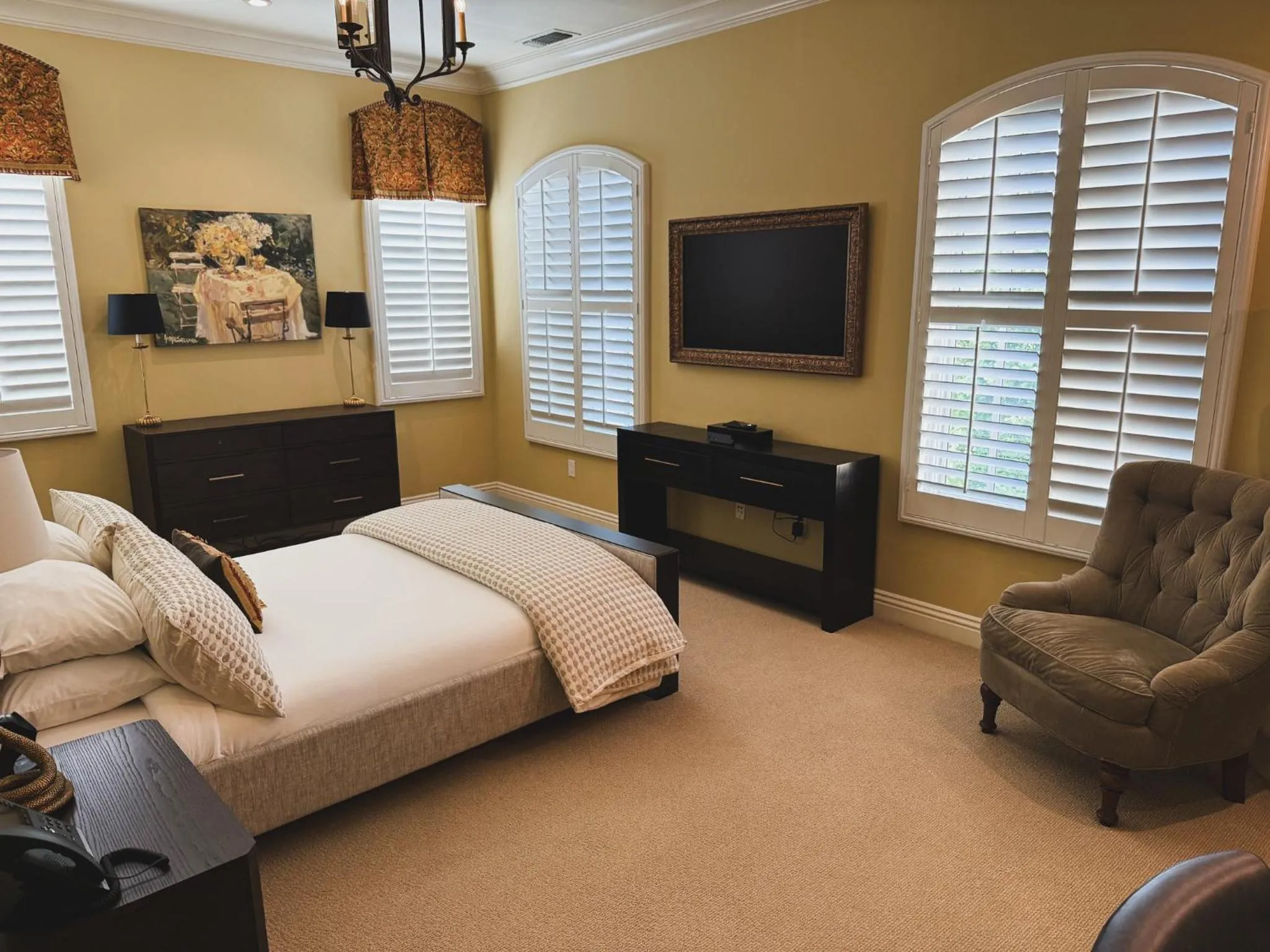 Bed in Villa Arden Hills