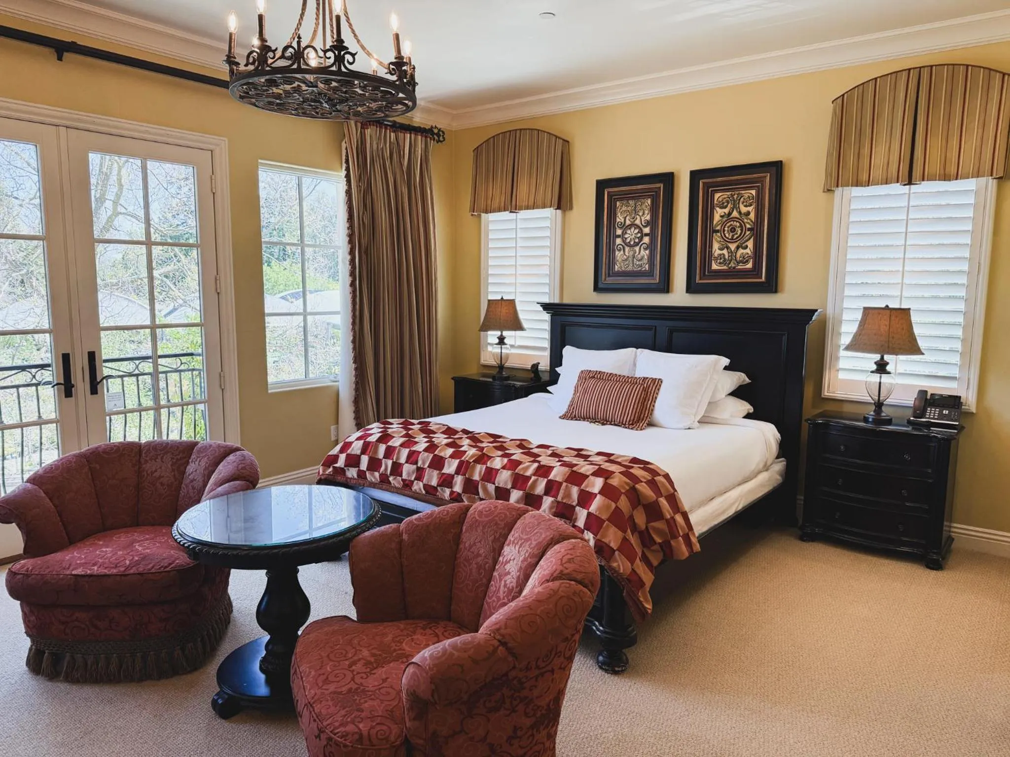 Bed in Villa Arden Hills