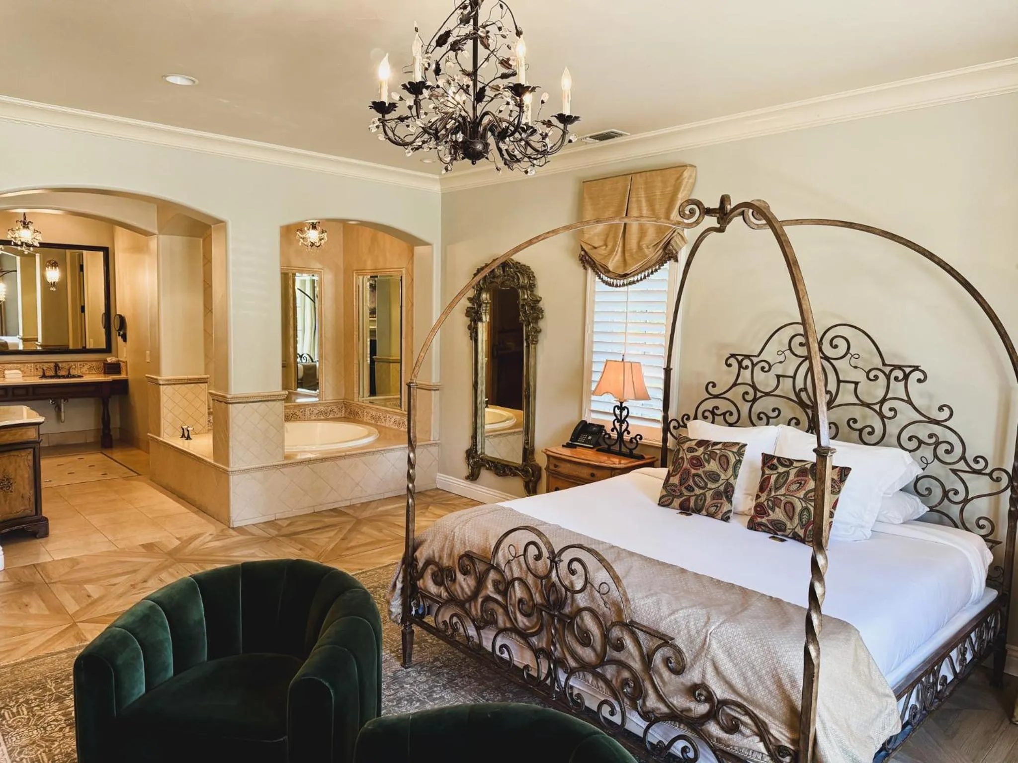 Bed in Villa Arden Hills