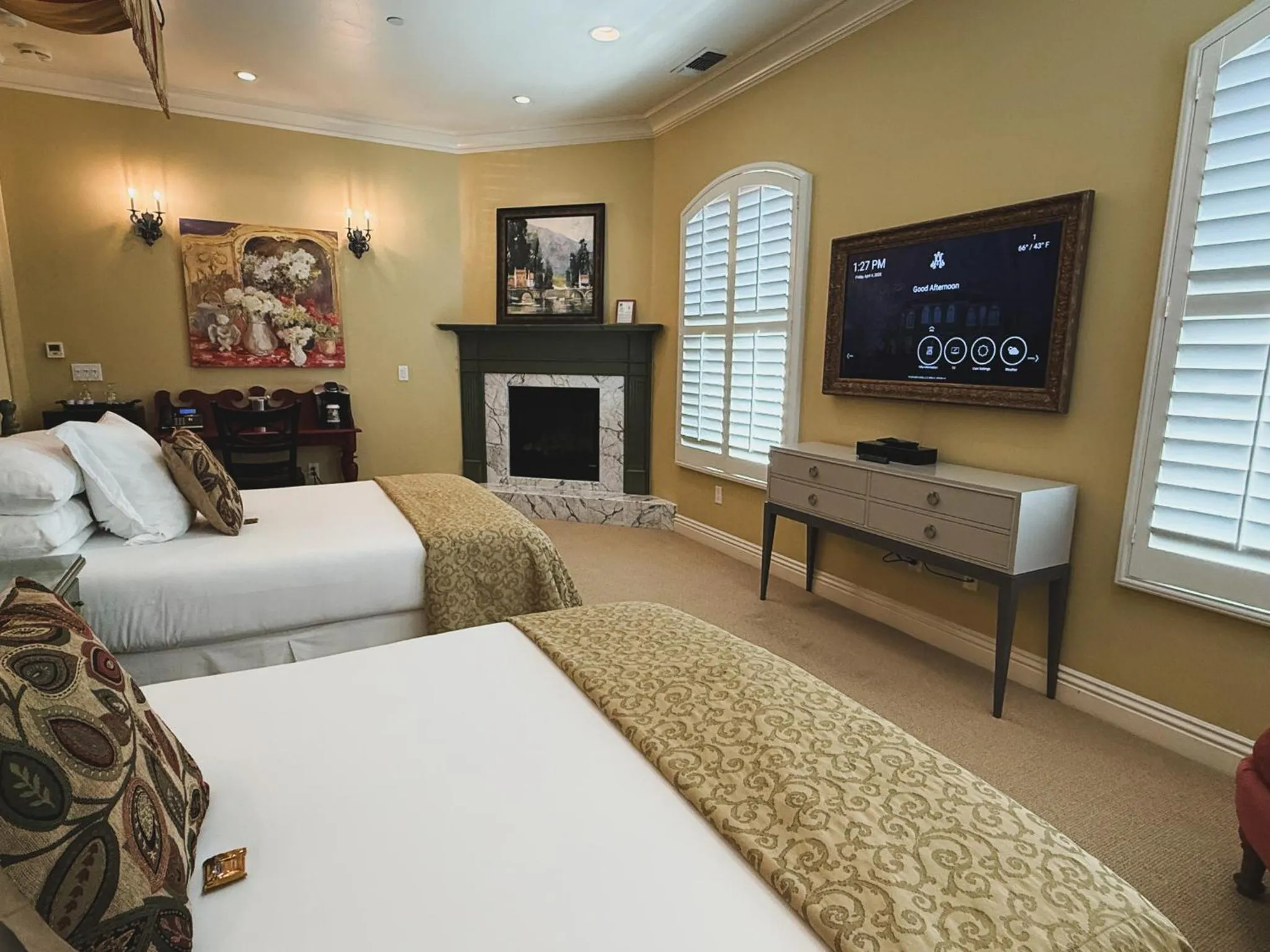 Bed in Villa Arden Hills