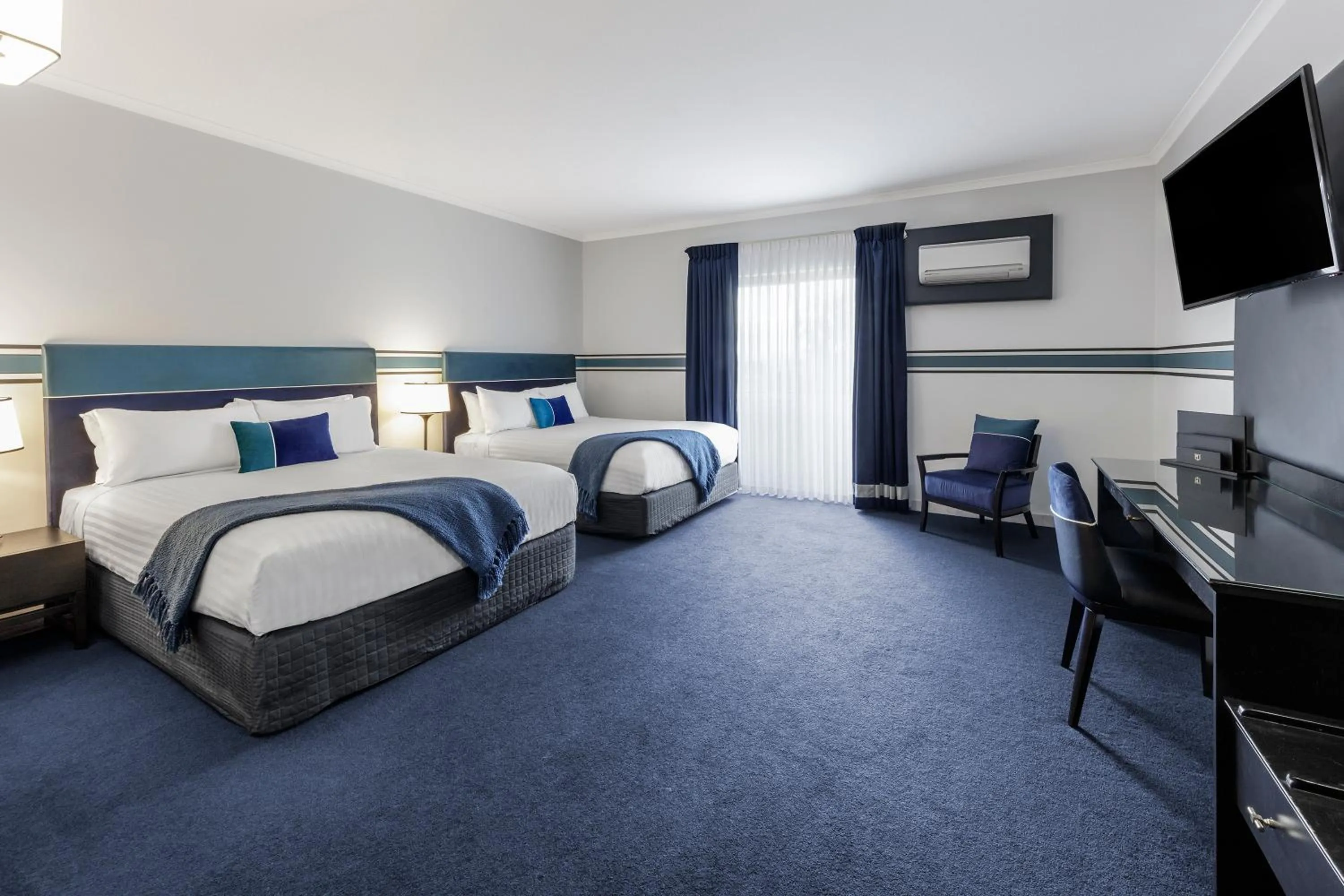 TV and multimedia, Bed in Ramada by Wyndham Diplomat Canberra