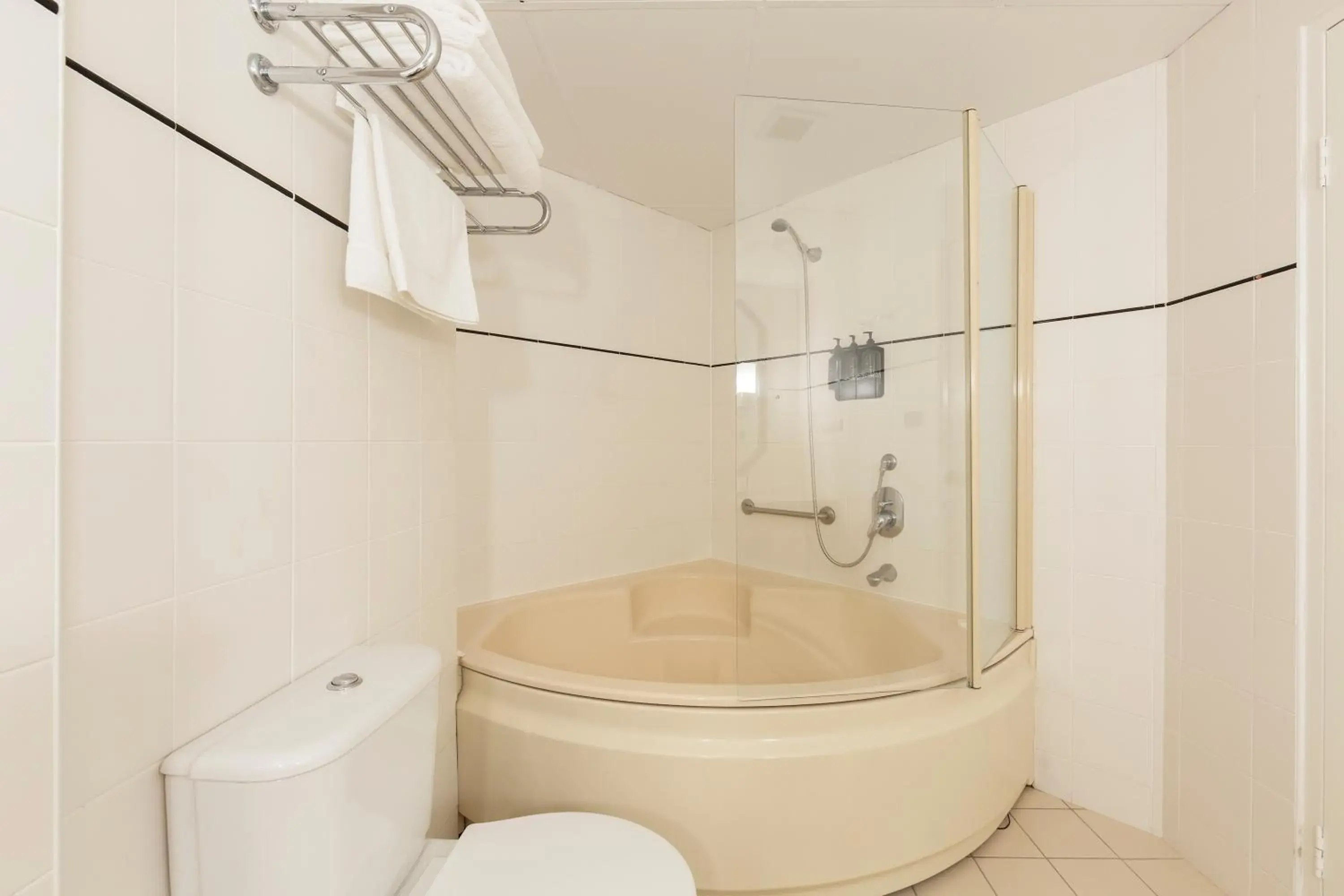 Bathroom in Ramada by Wyndham Diplomat Canberra Bathroom in Ramada by Wyndham Diplomat Canberra