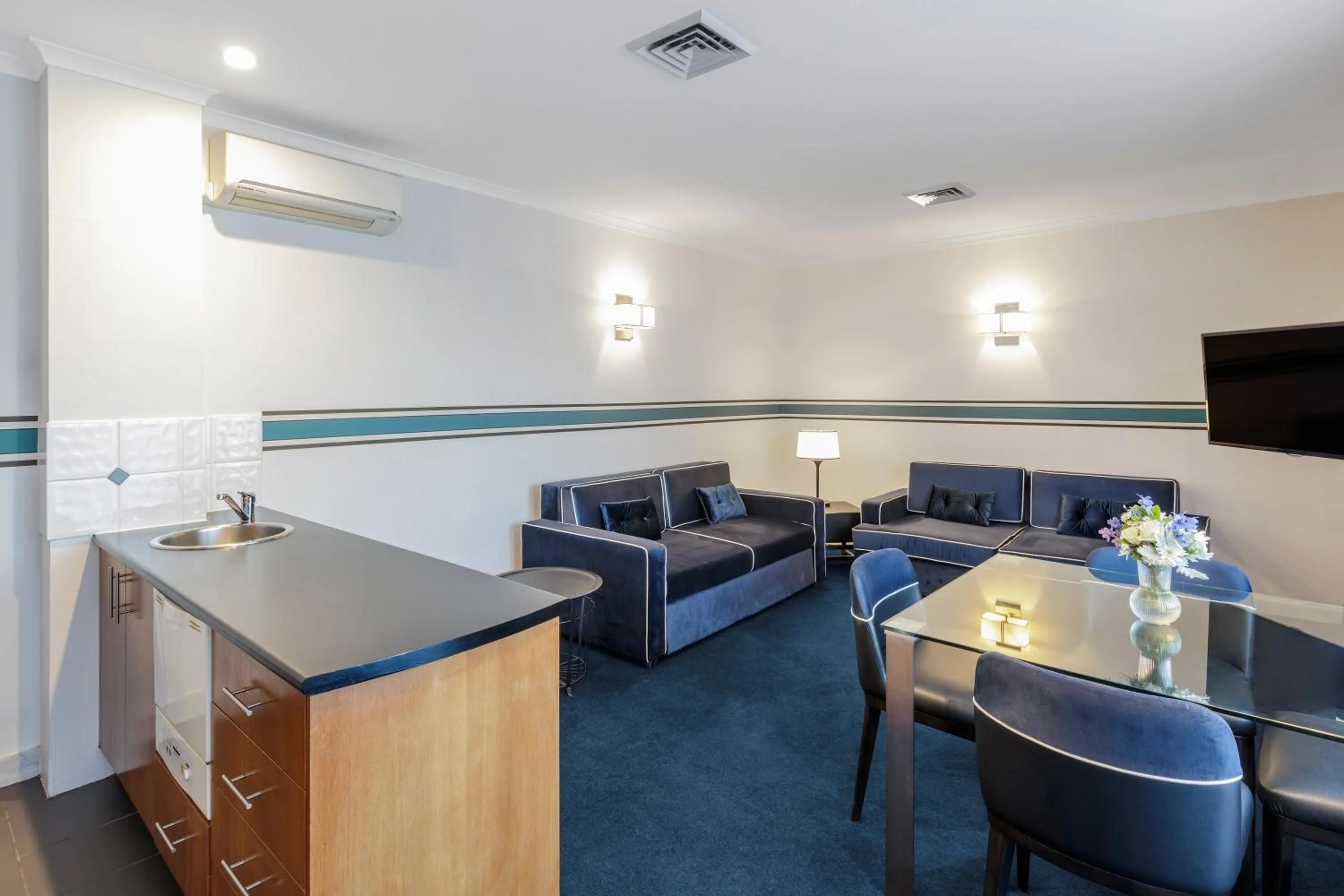 Kitchen or kitchenette in Ramada by Wyndham Diplomat Canberra