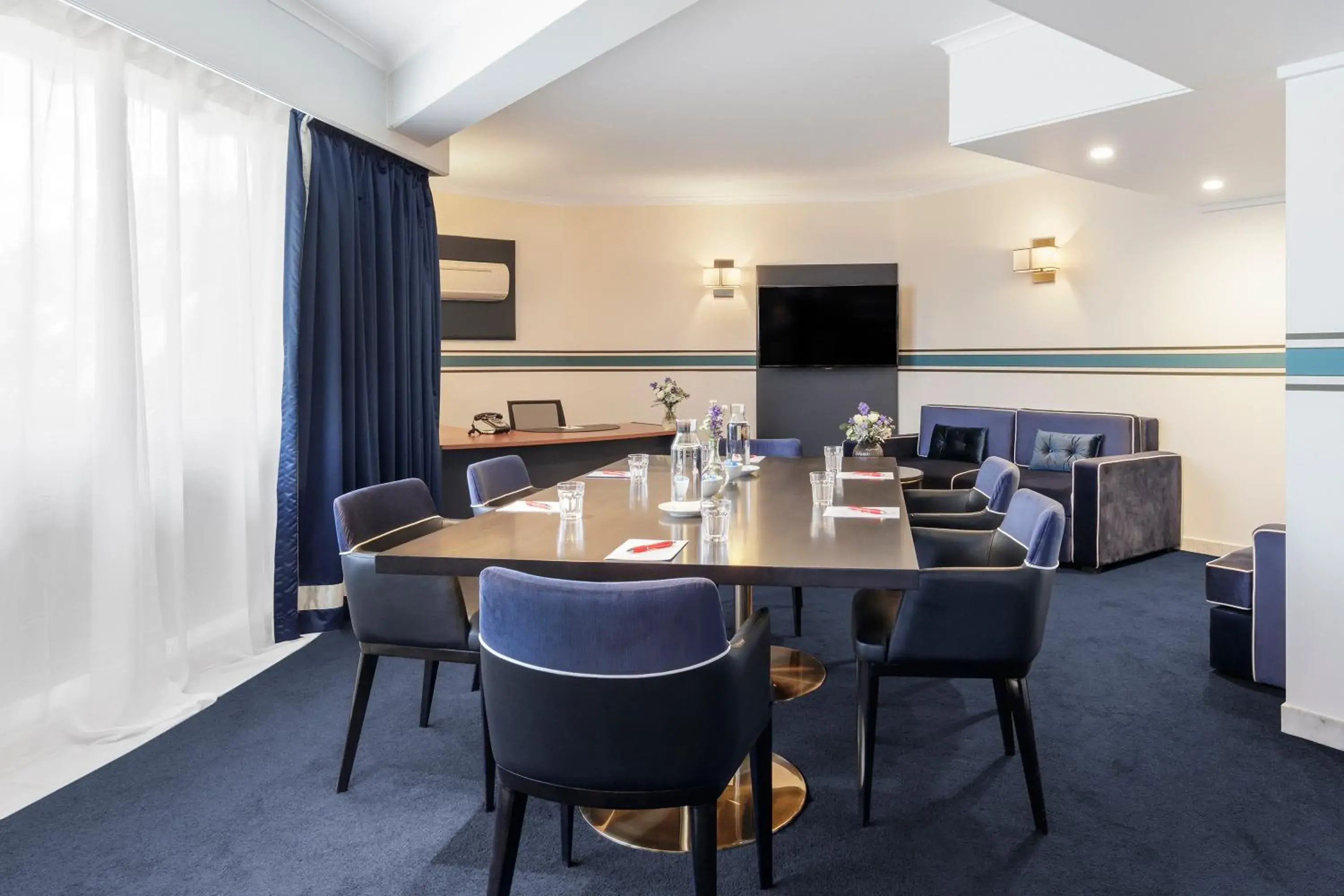 Living room in Ramada by Wyndham Diplomat Canberra Living room in Ramada by Wyndham Diplomat Canberra