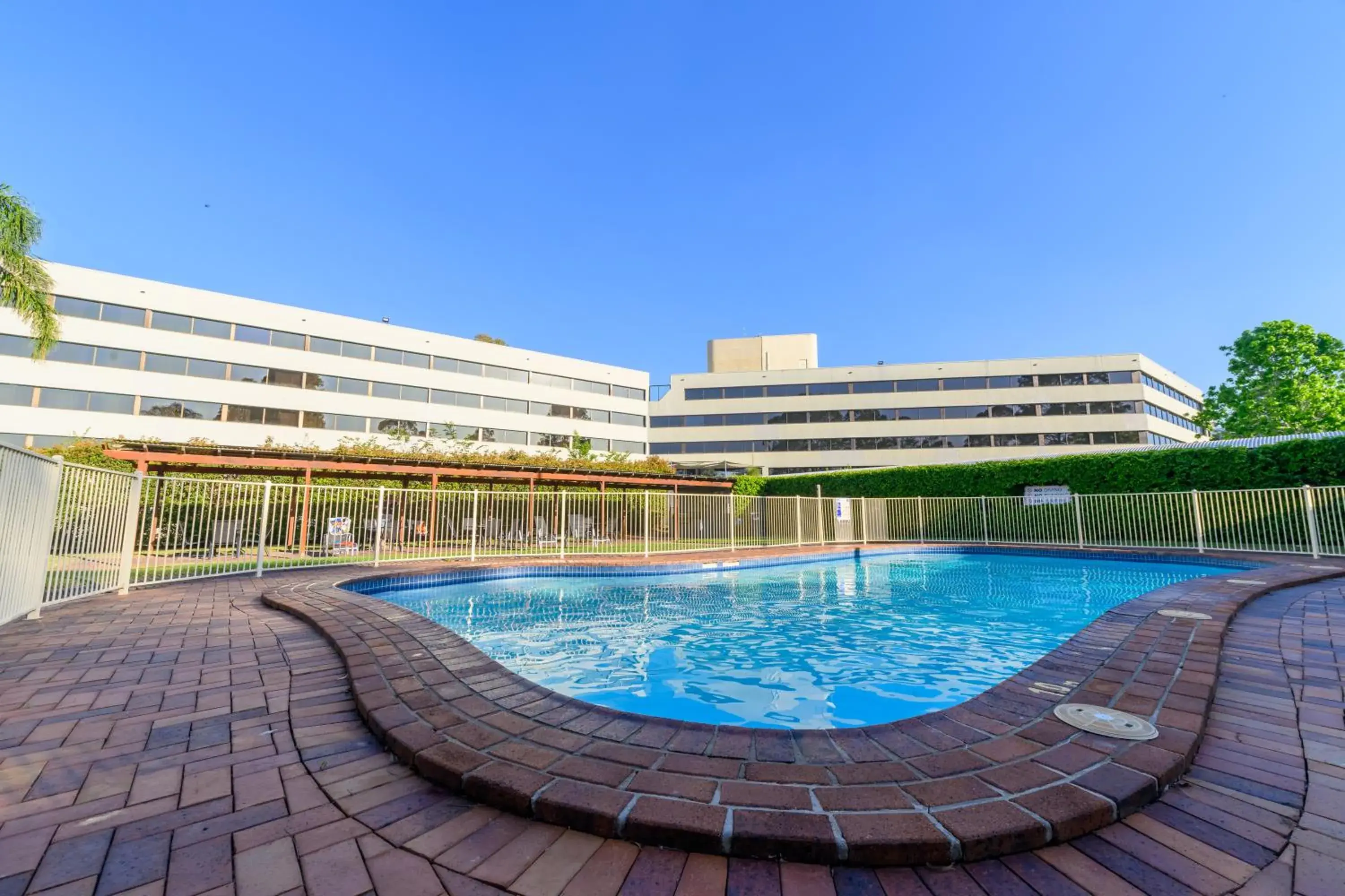 Swimming pool in Mercure Penrith Swimming pool in Mercure Penrith