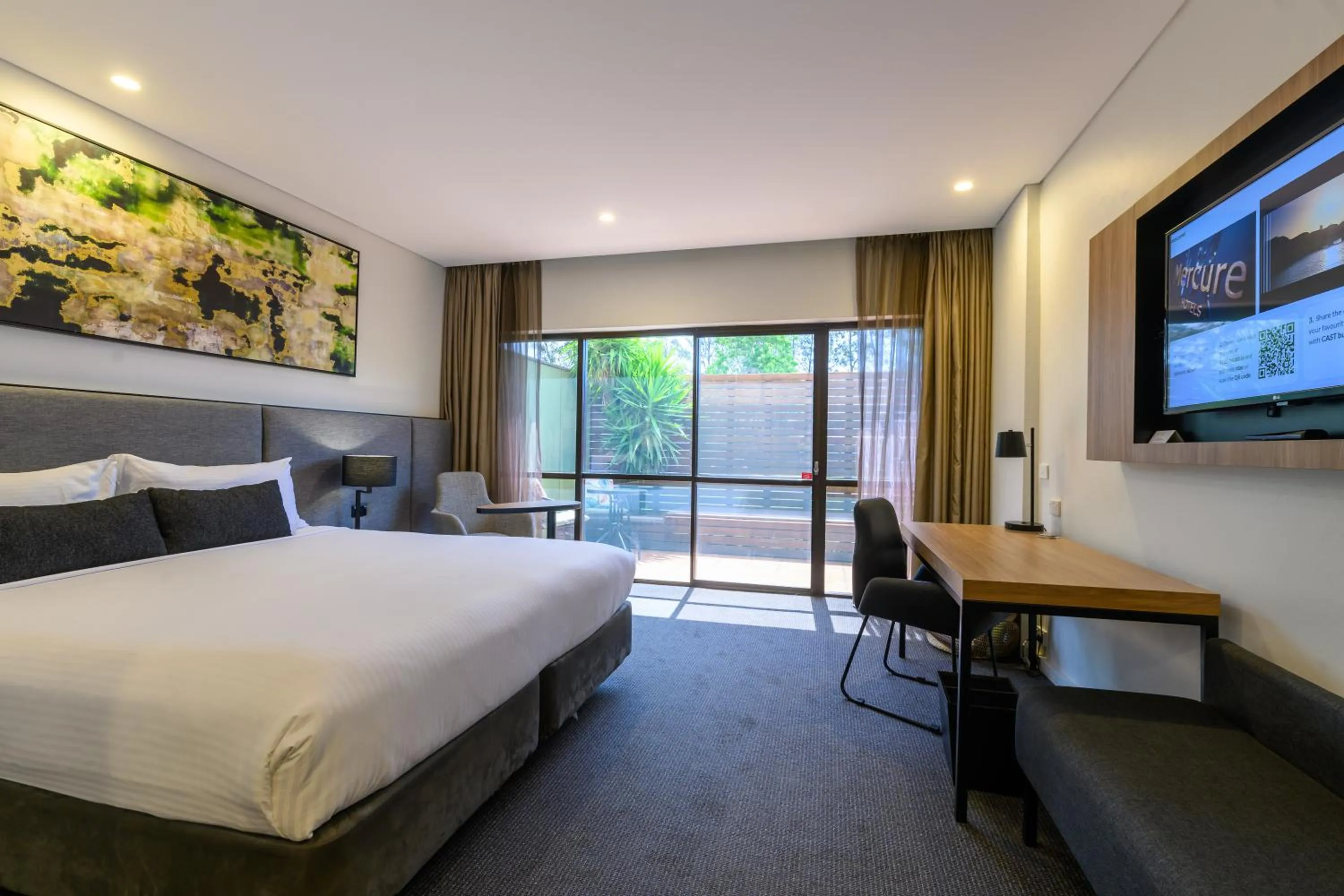 Photo of the whole room, Bed in Mercure Penrith