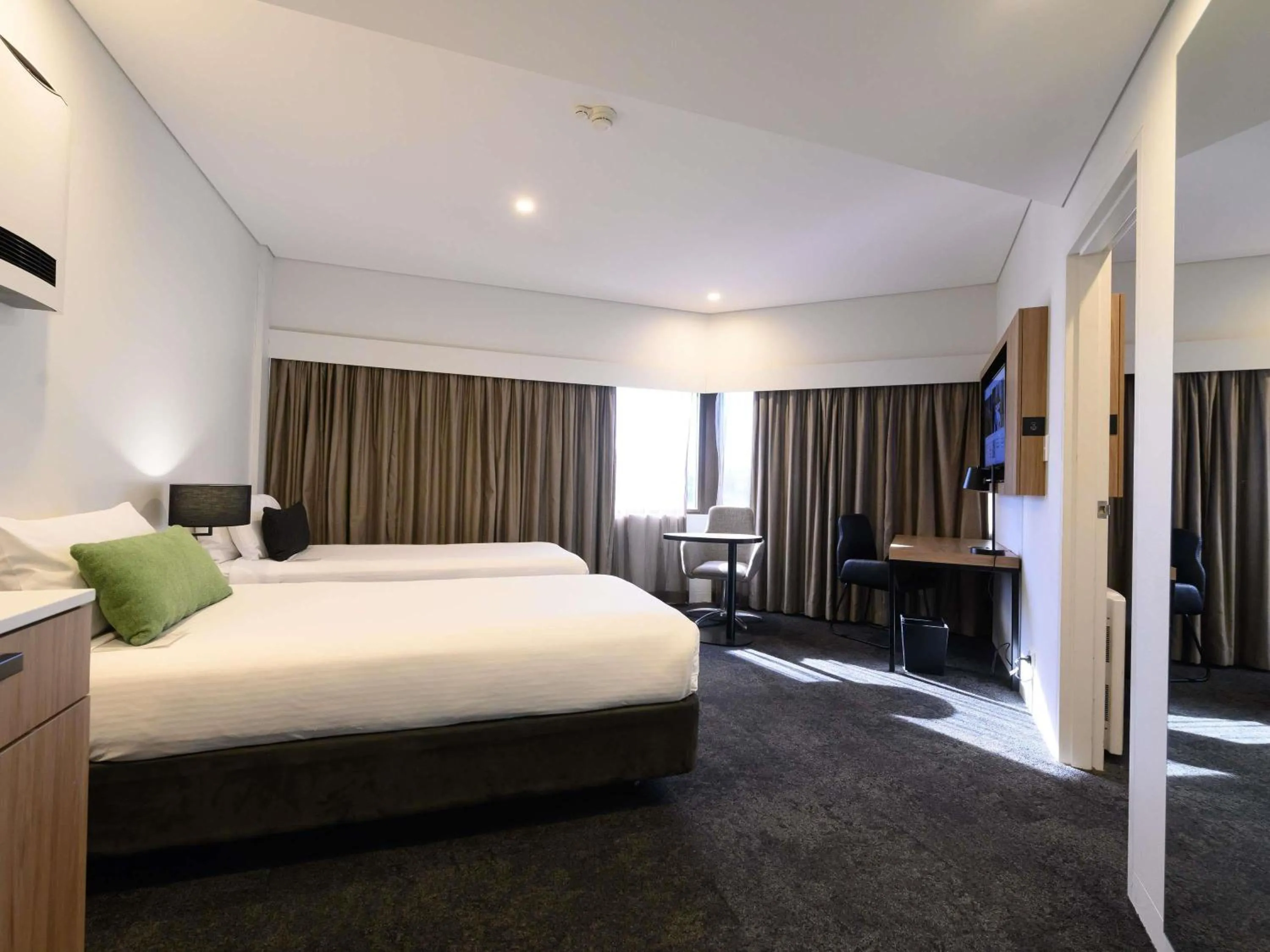 Bedroom, Bed in Mercure Penrith