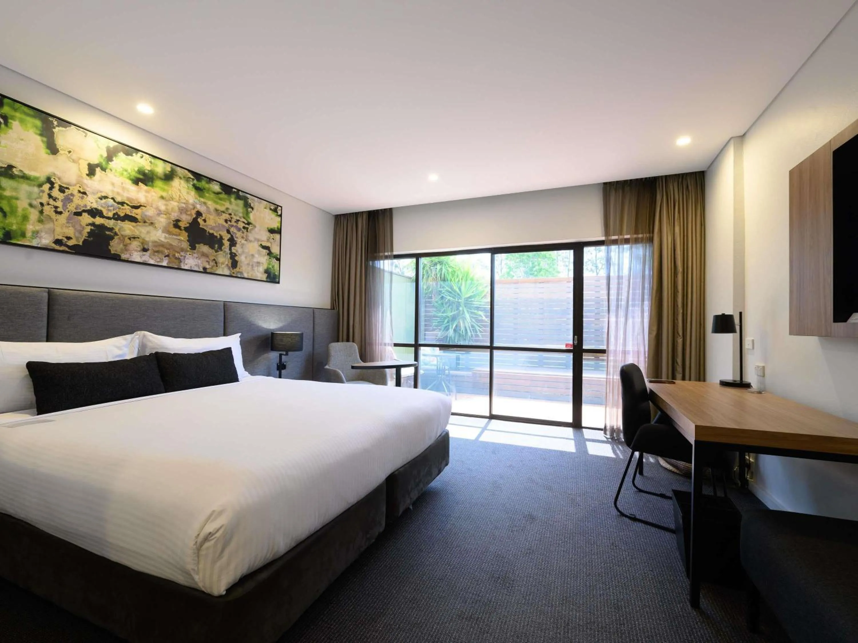 Bedroom, Bed in Mercure Penrith