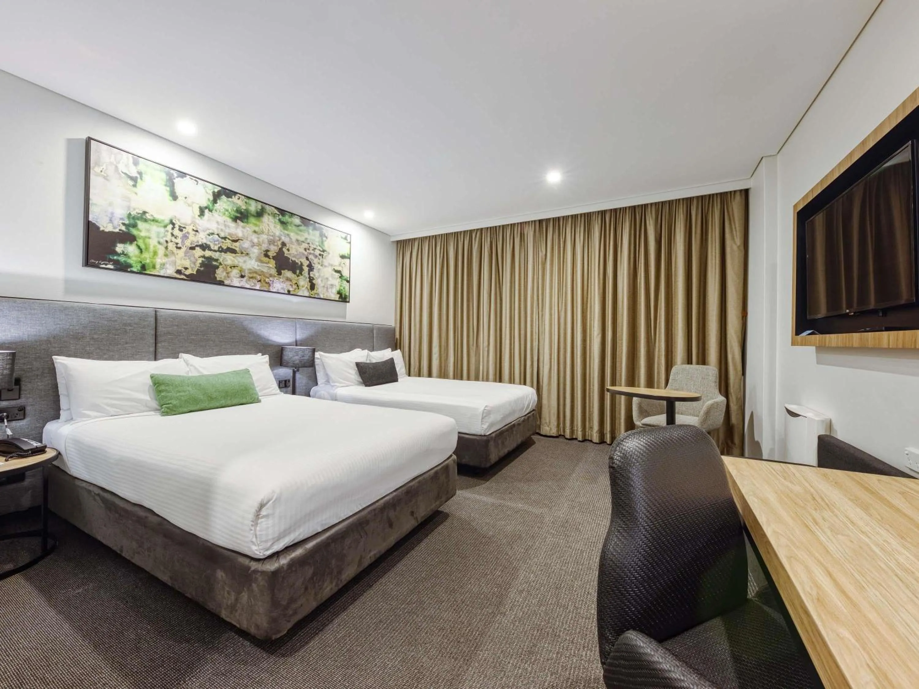 Bedroom, Bed in Mercure Penrith