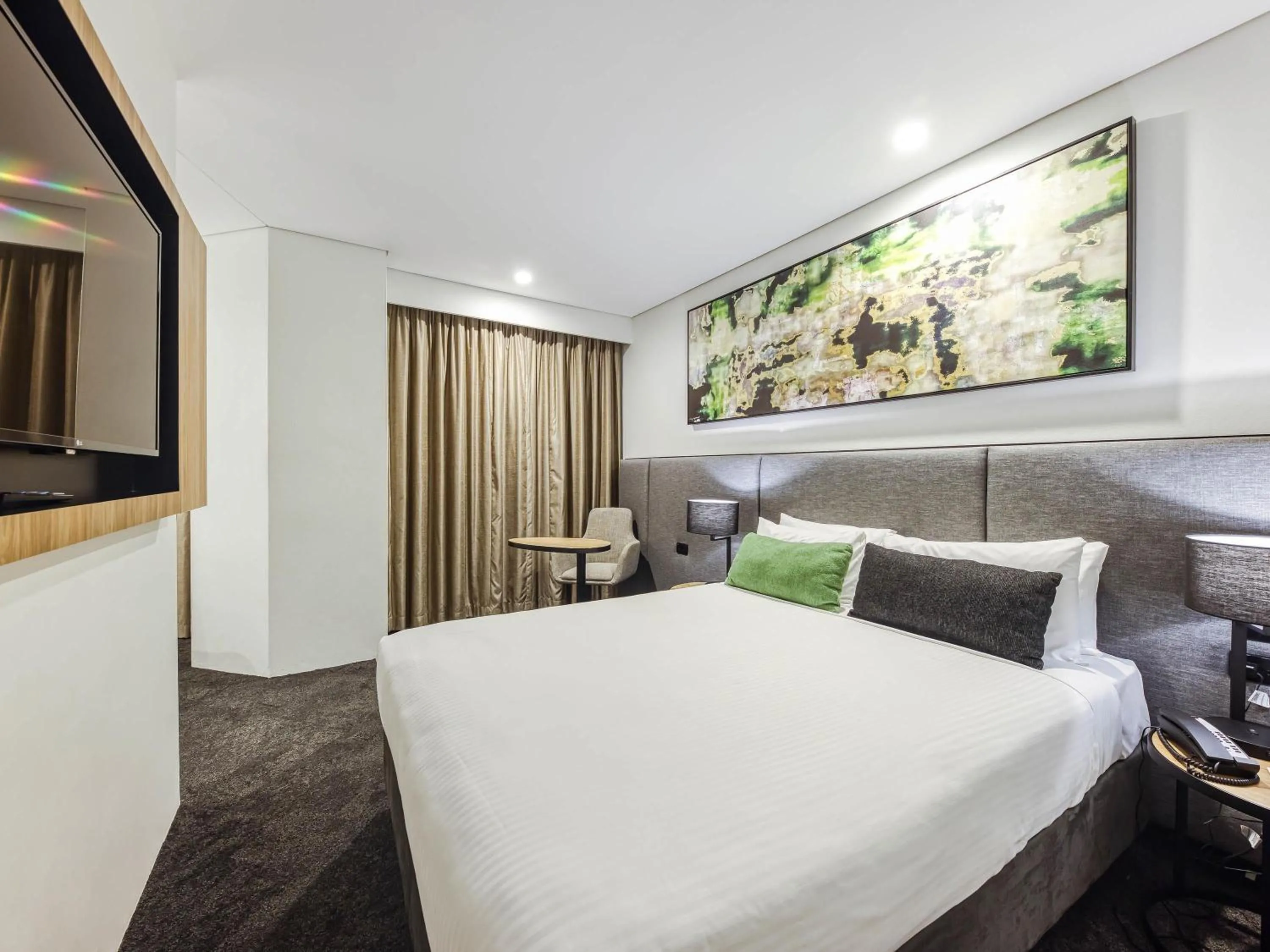 Bedroom, Bed in Mercure Penrith