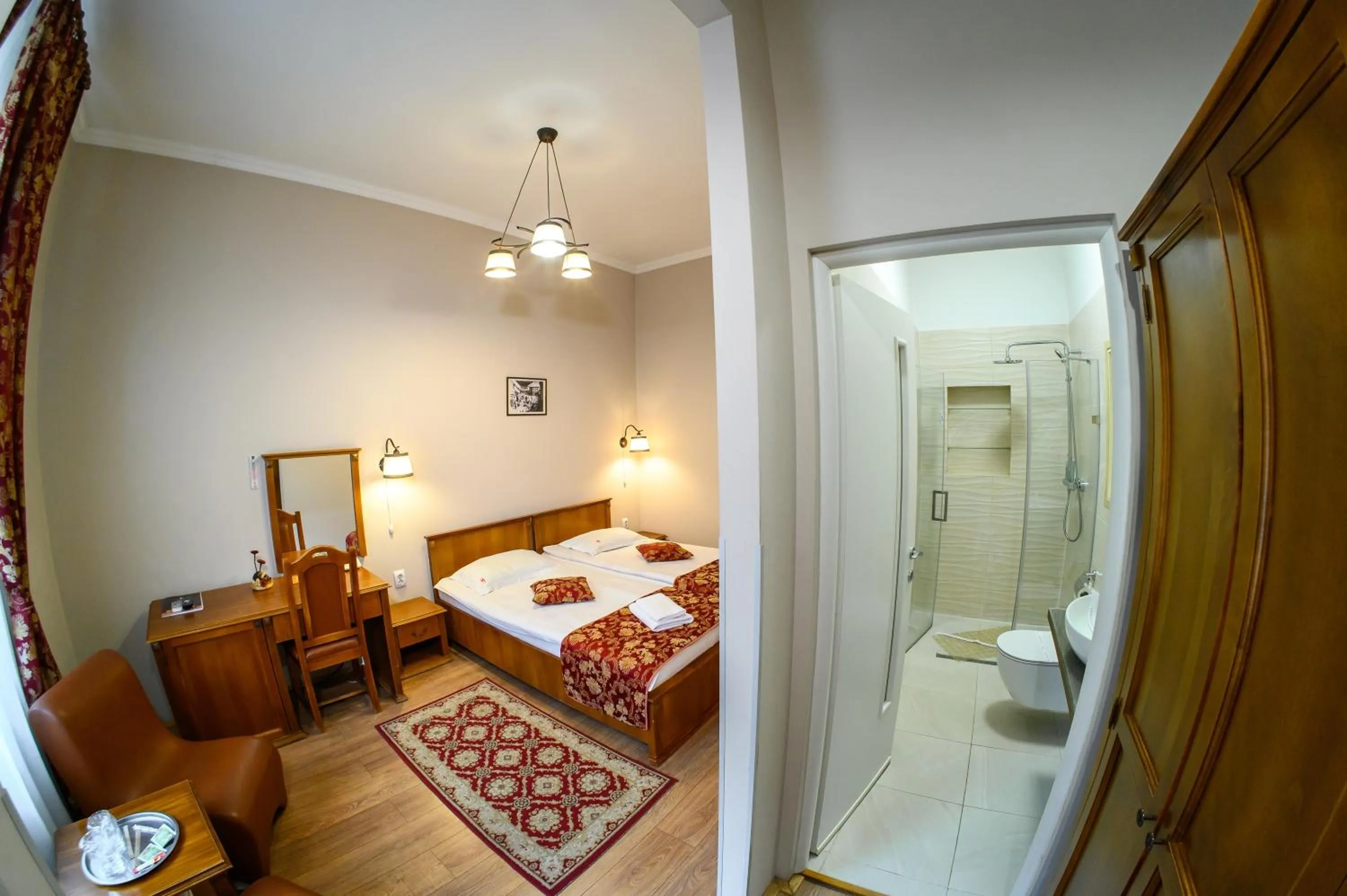 Shower, Bed in Hotel Transilvania