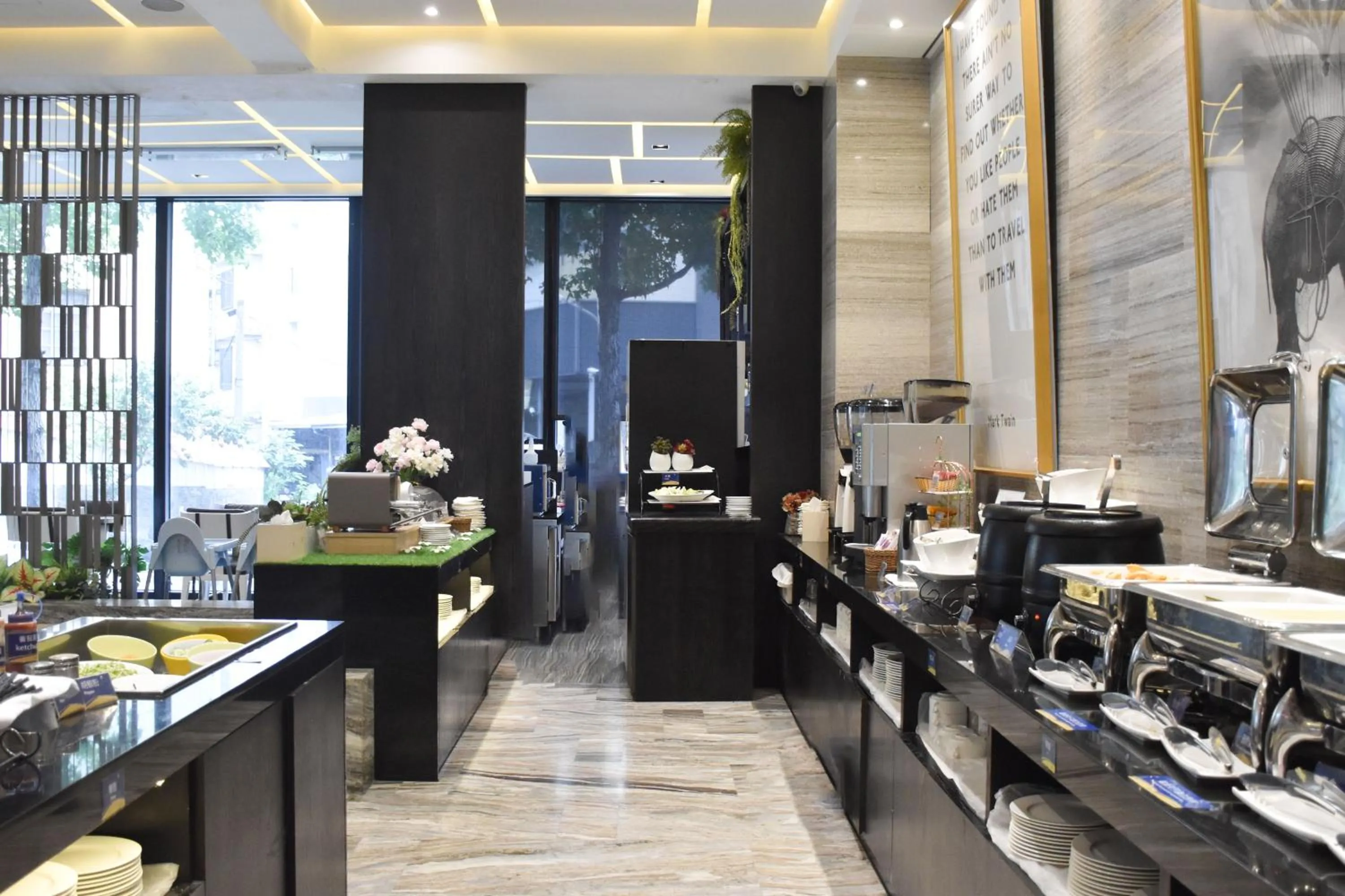 Restaurant/places to eat in Boda Hotel