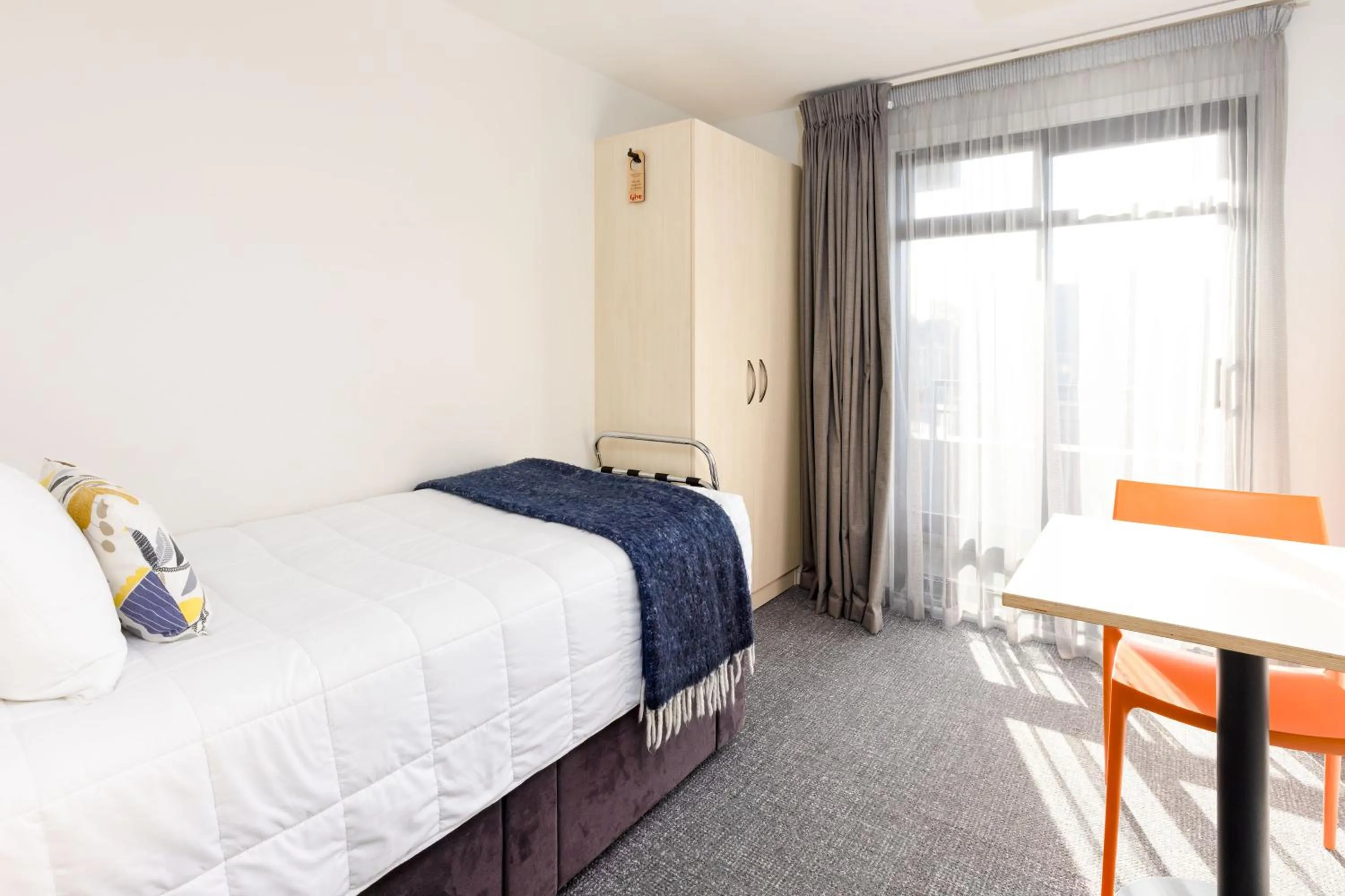 Bedroom, Bed in Hotel Give