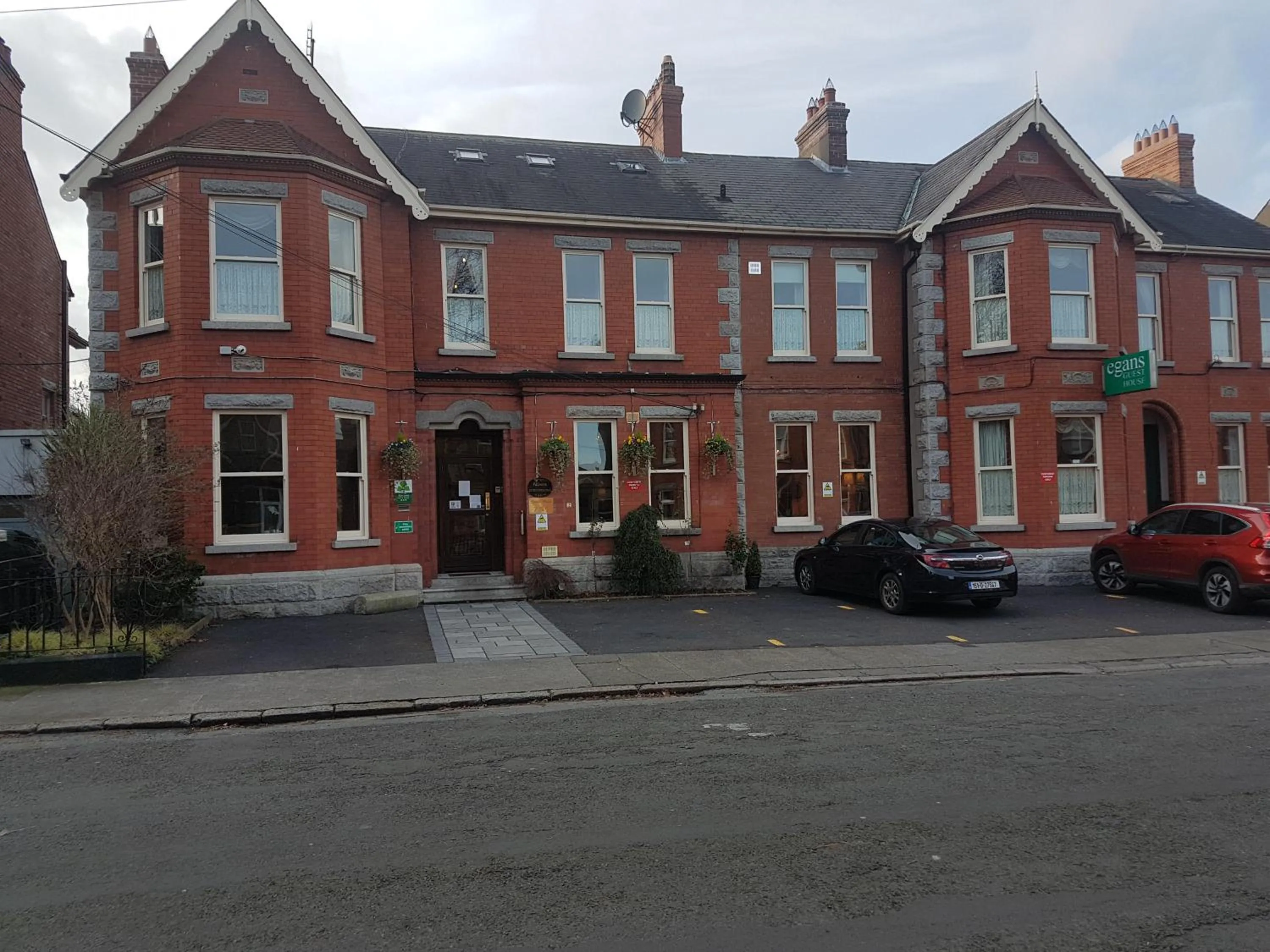 Facade/entrance in Egans House