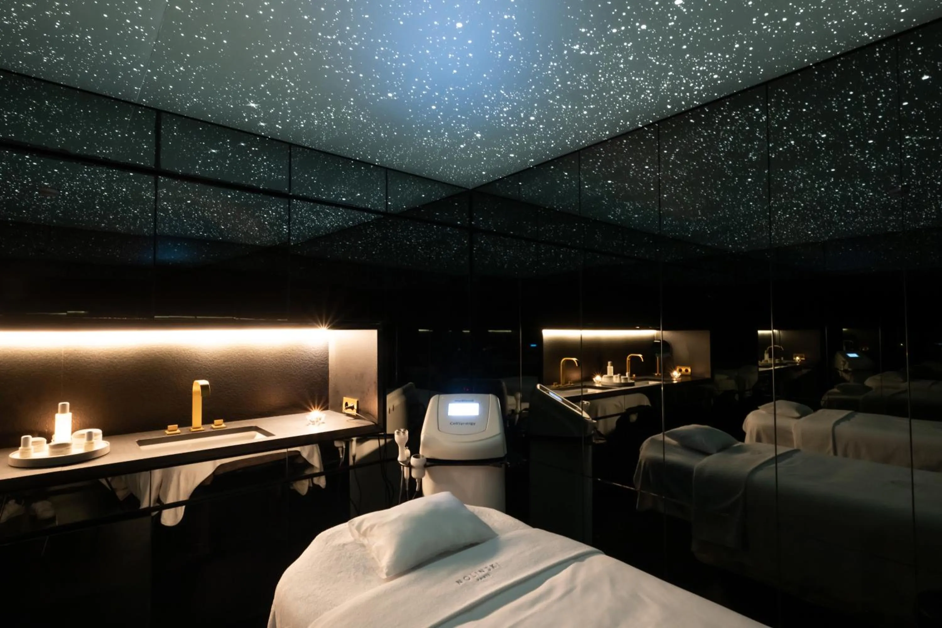 Spa and wellness centre/facilities, Bed in Nolinski Paris - Evok Collection