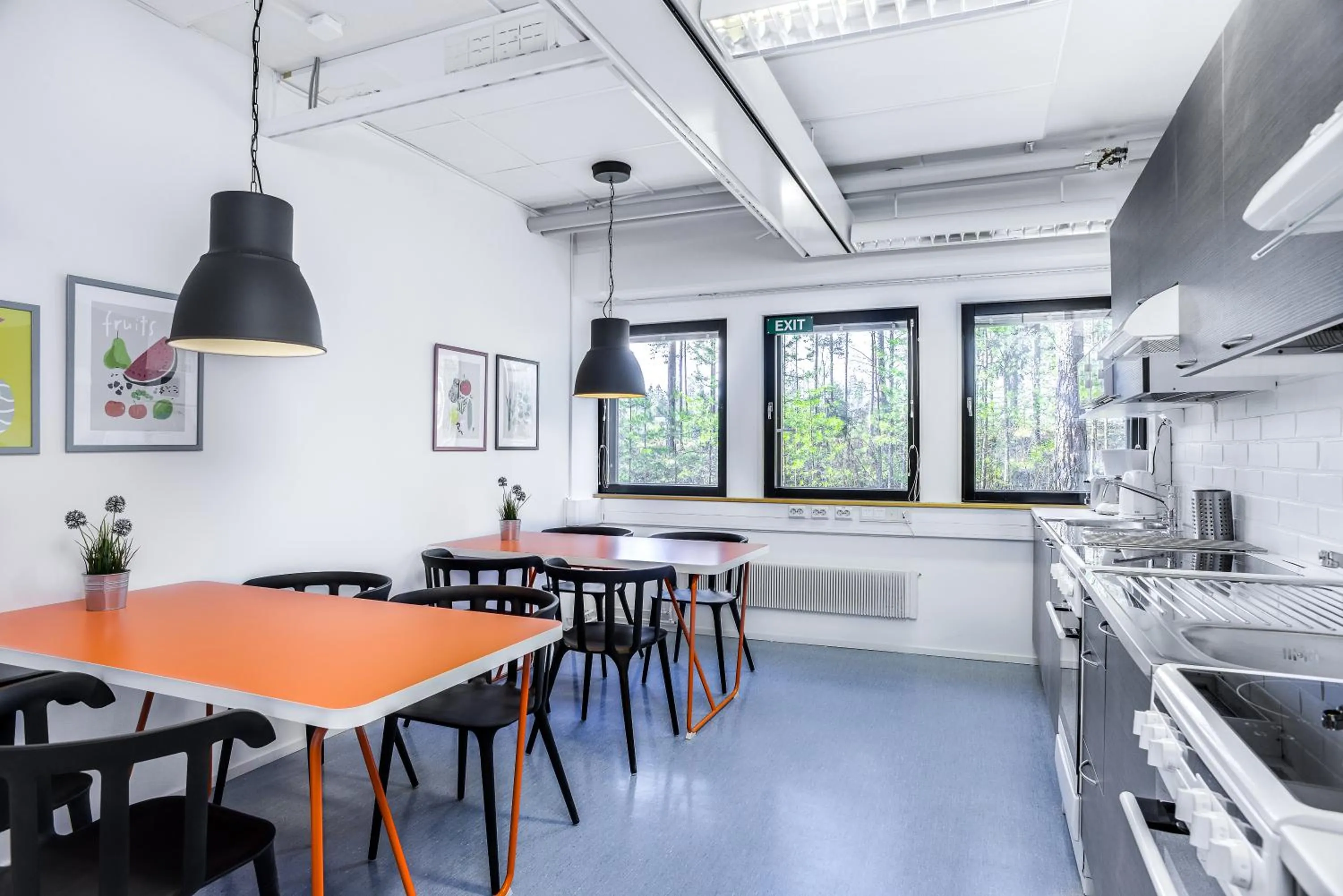 Communal kitchen in Forenom Hostel Vantaa Aviapolis
