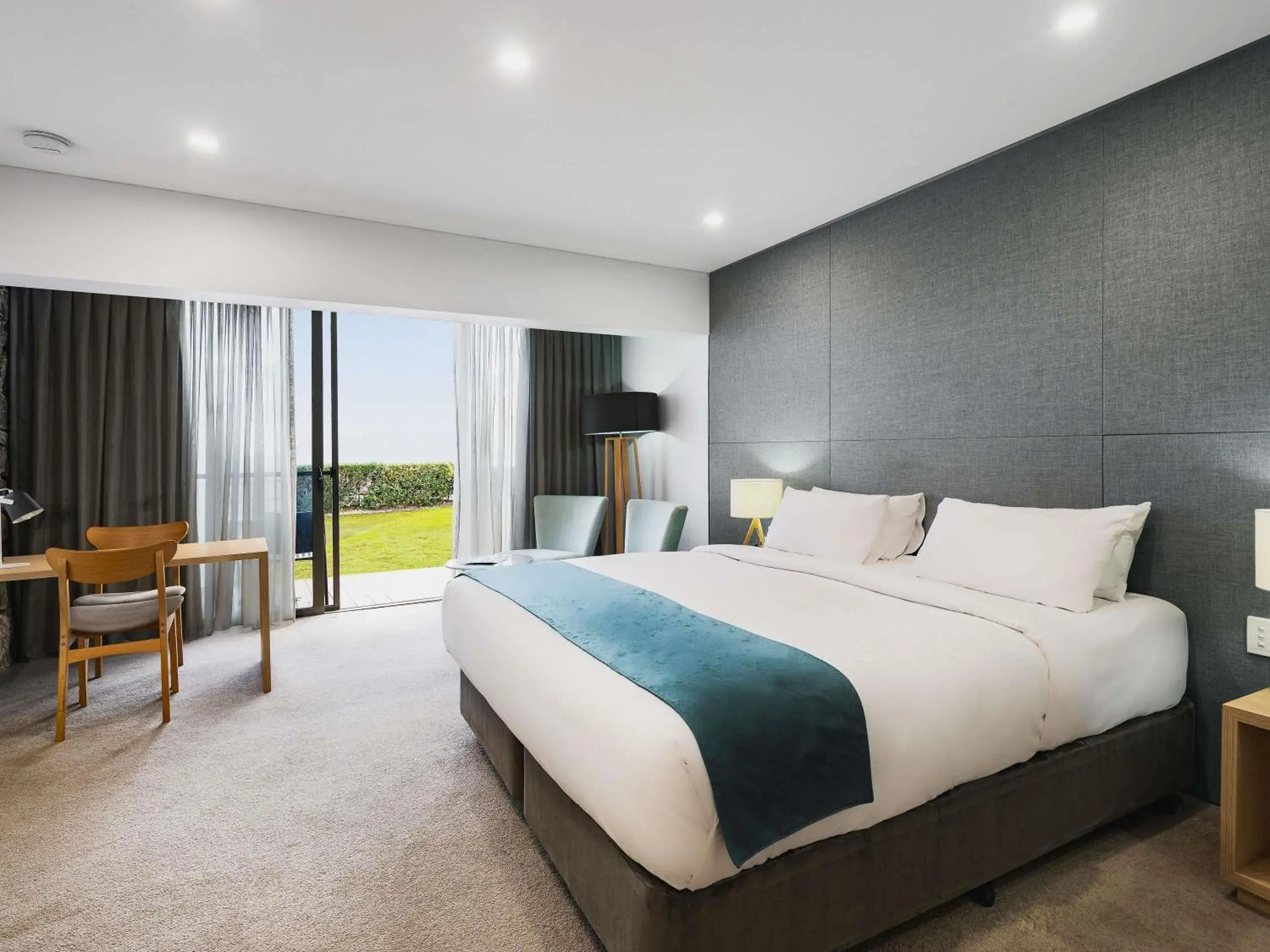 Bedroom, Bed in Mantra Bunbury Bedroom, Bed in Mantra Bunbury