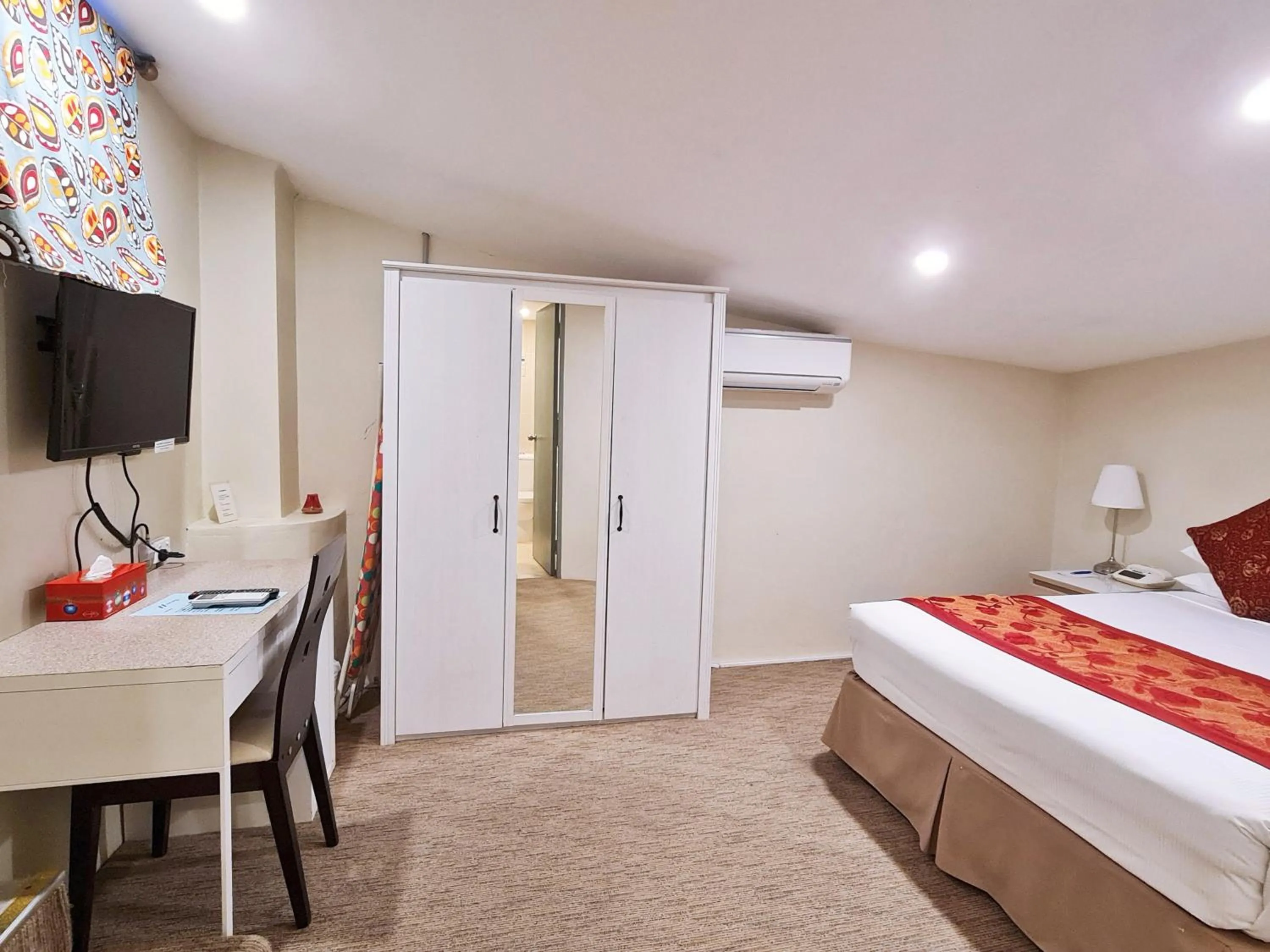 Photo of the whole room, Bed in Twin Towers Inn