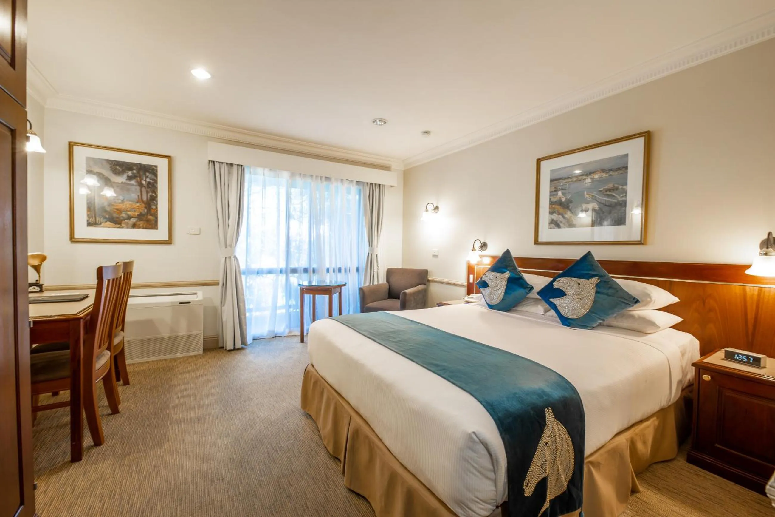 Bed in Twin Towers Inn