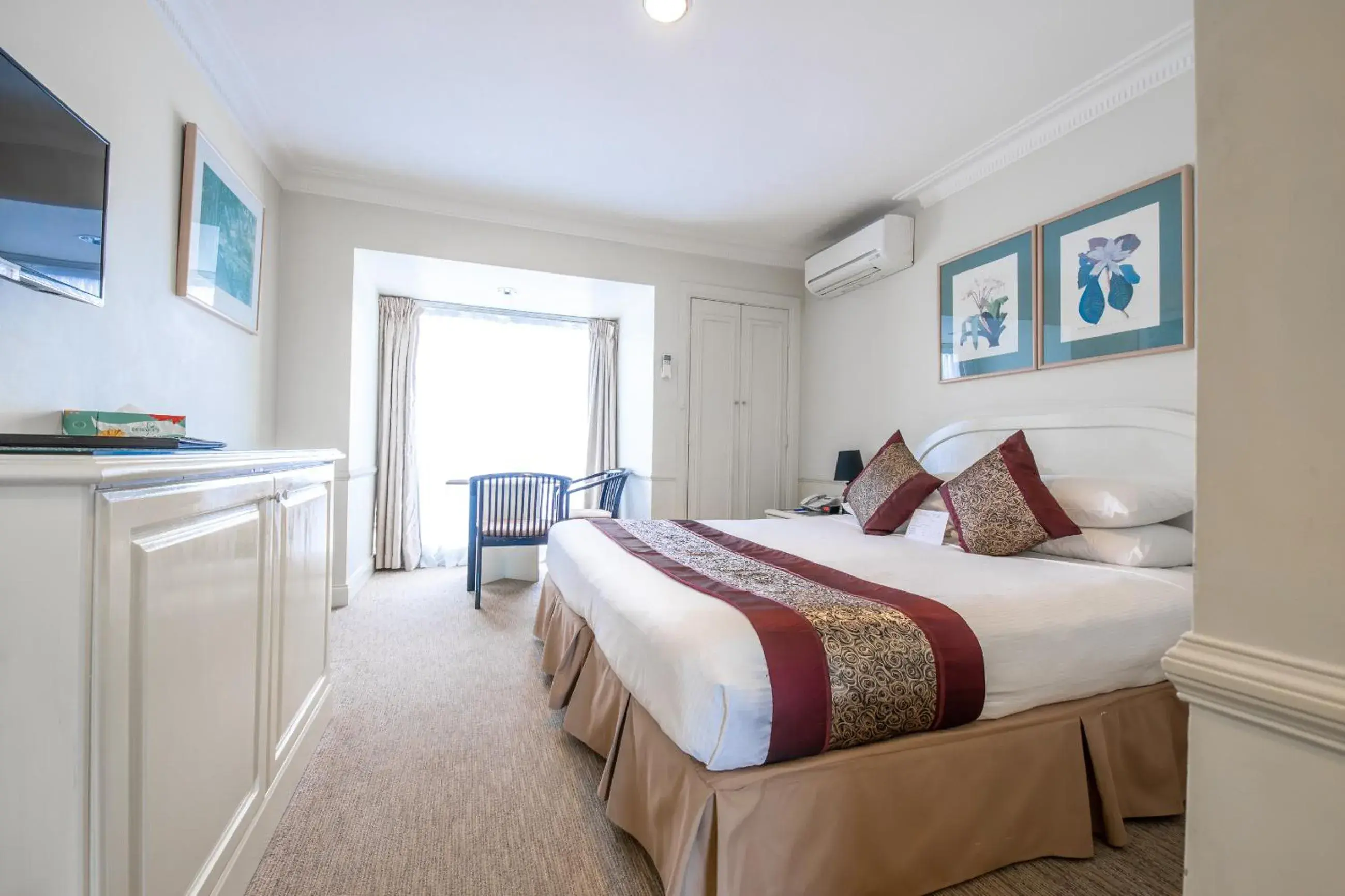 Bed in Twin Towers Inn Bed in Twin Towers Inn