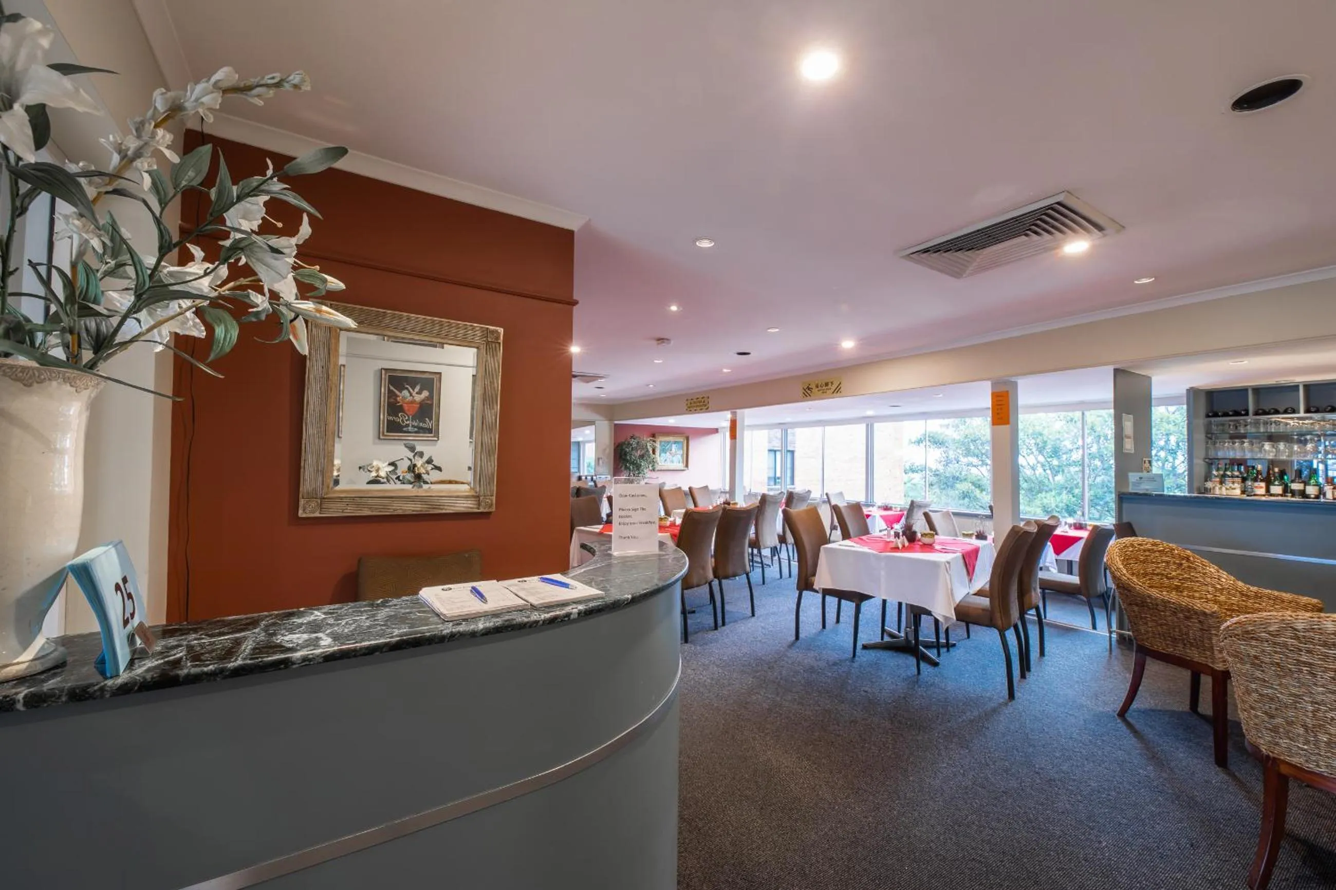 Restaurant/places to eat in Twin Towers Inn