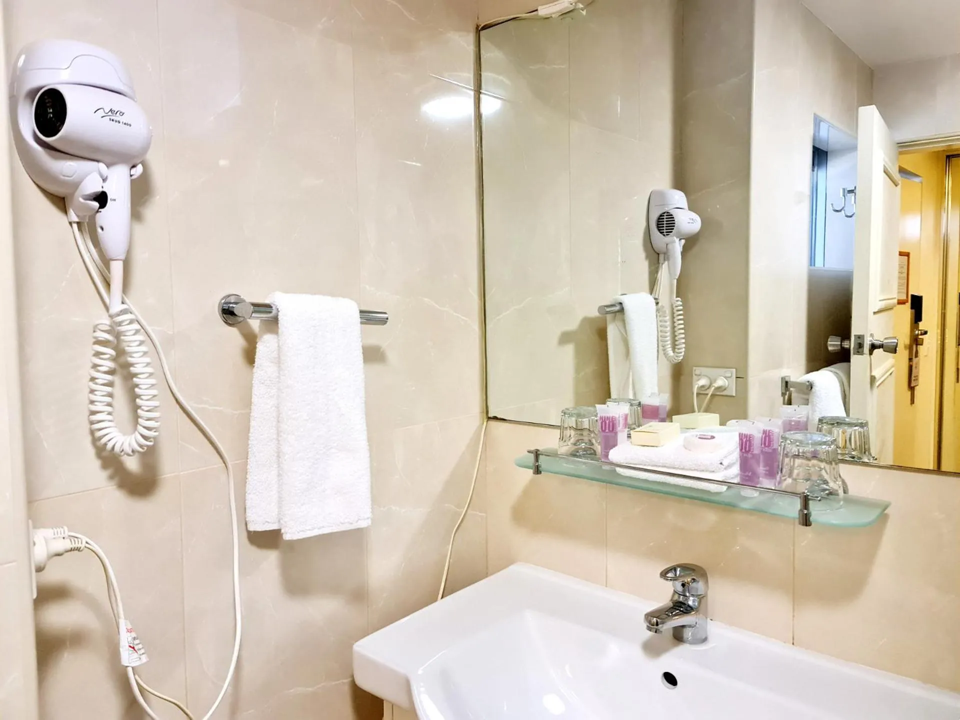 Bathroom in Twin Towers Inn