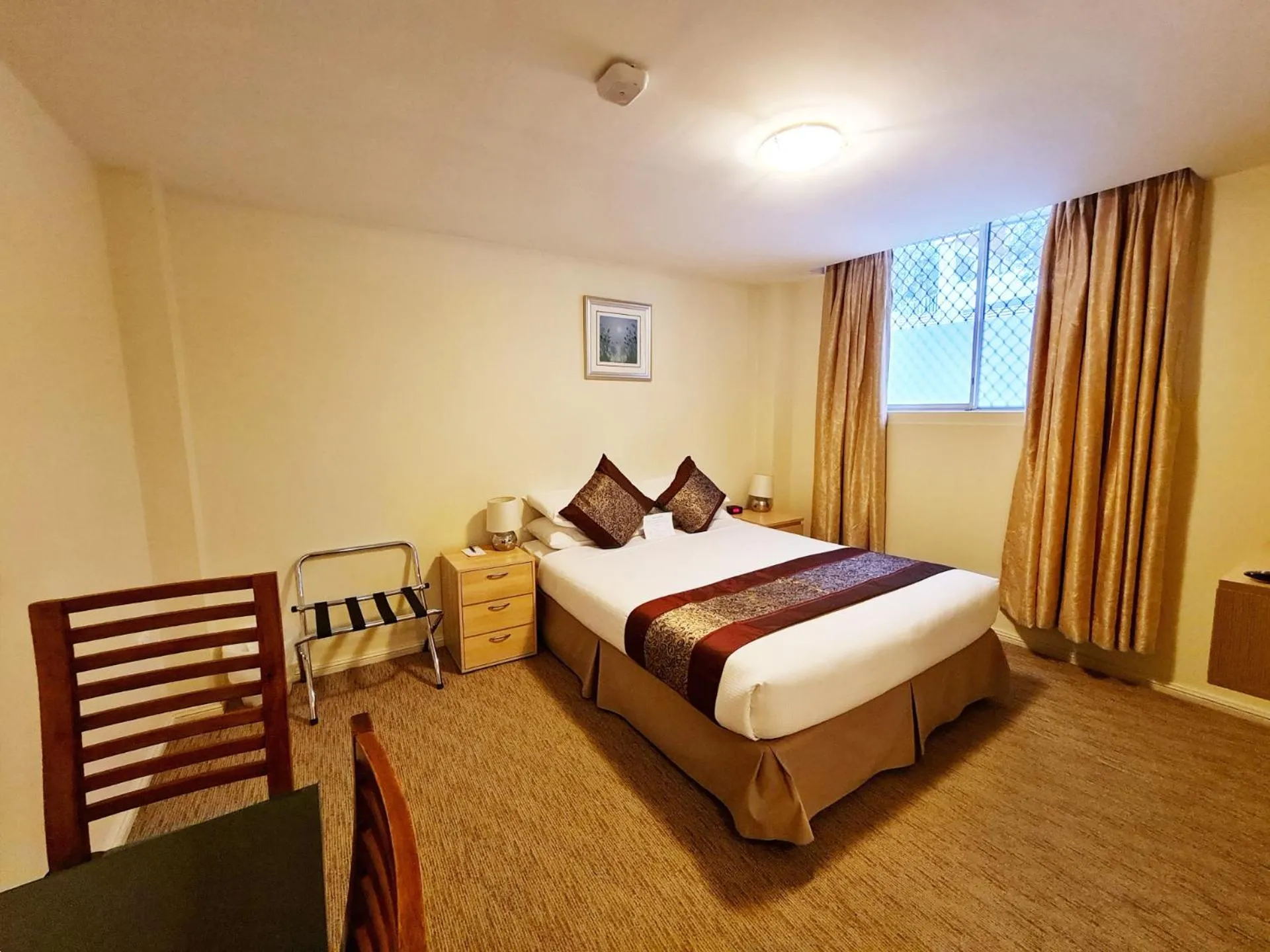 Photo of the whole room, Bed in Twin Towers Inn