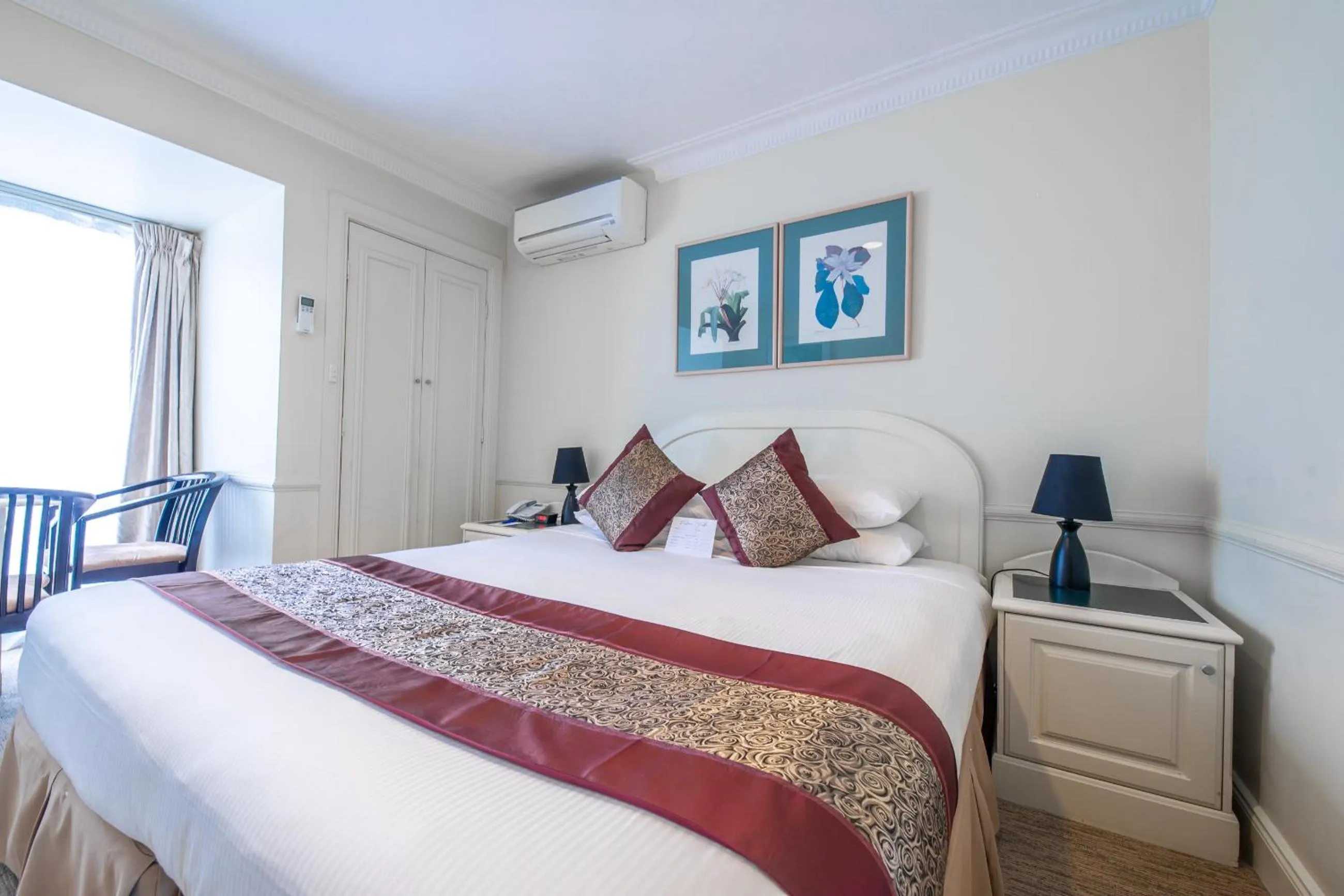 Bed in Twin Towers Inn