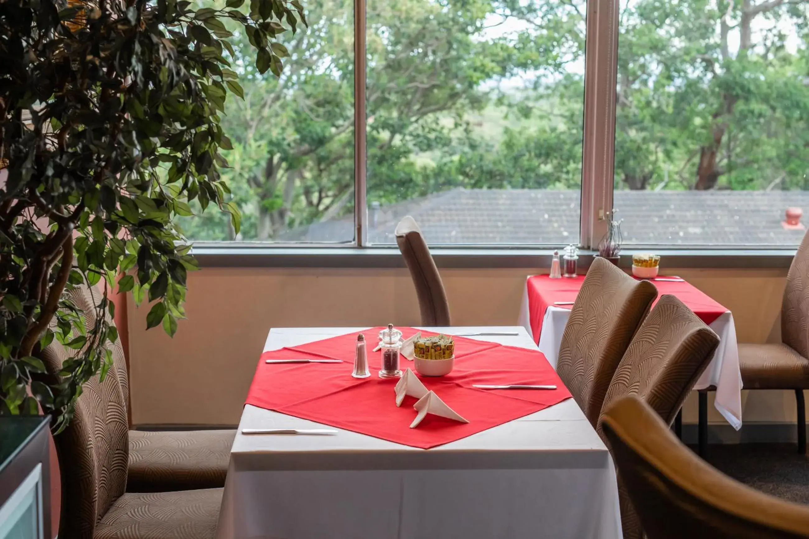 Restaurant/places to eat in Twin Towers Inn Restaurant/places to eat in Twin Towers Inn