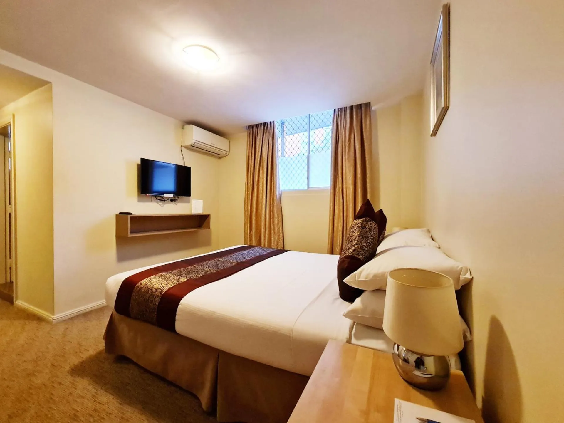 TV and multimedia, Bed in Twin Towers Inn